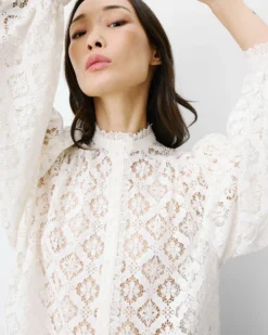 Blouse ample en dentelle boutonnée ivoire Anita