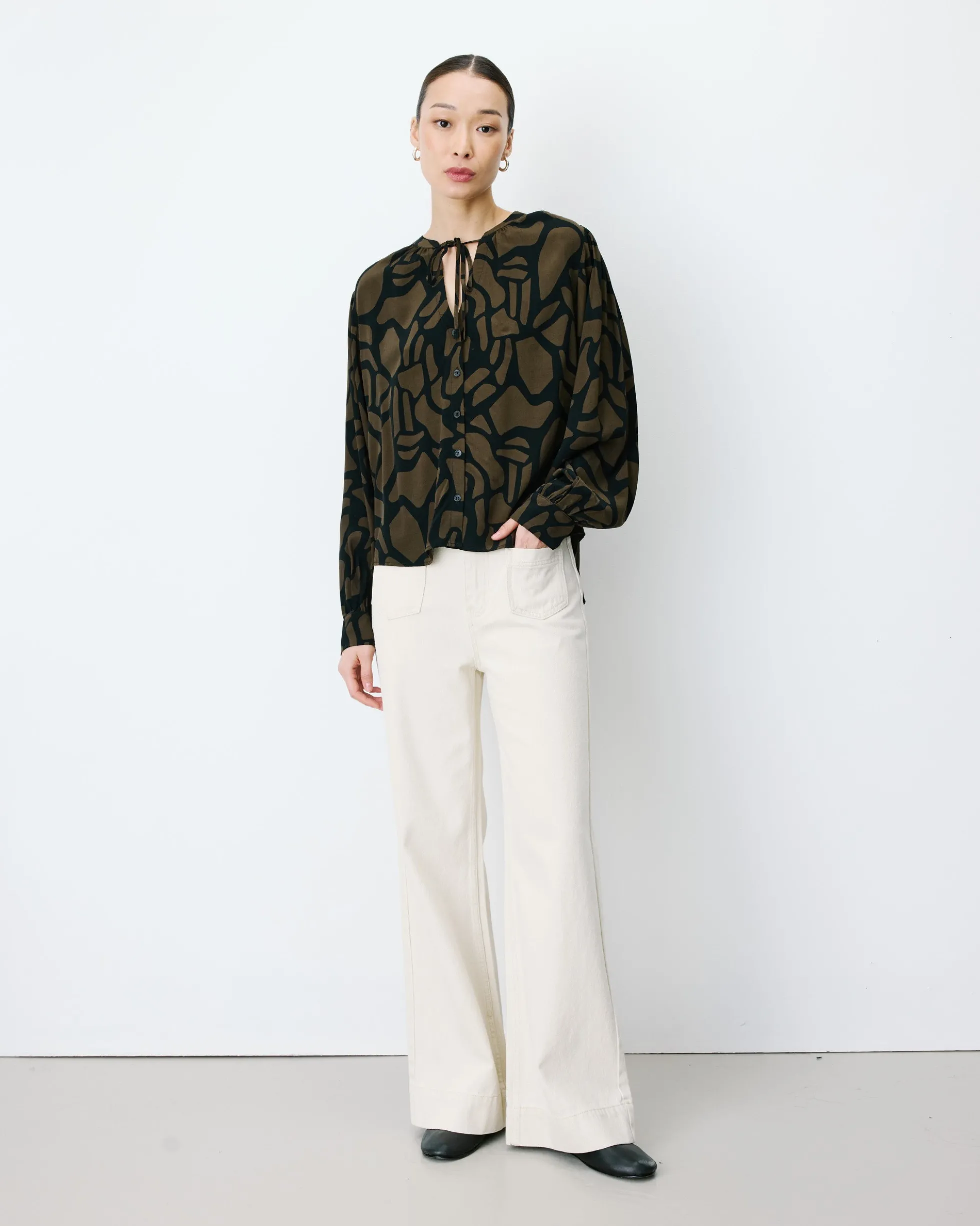 Blouse col V à imprimé géométrique kaki Ambrine