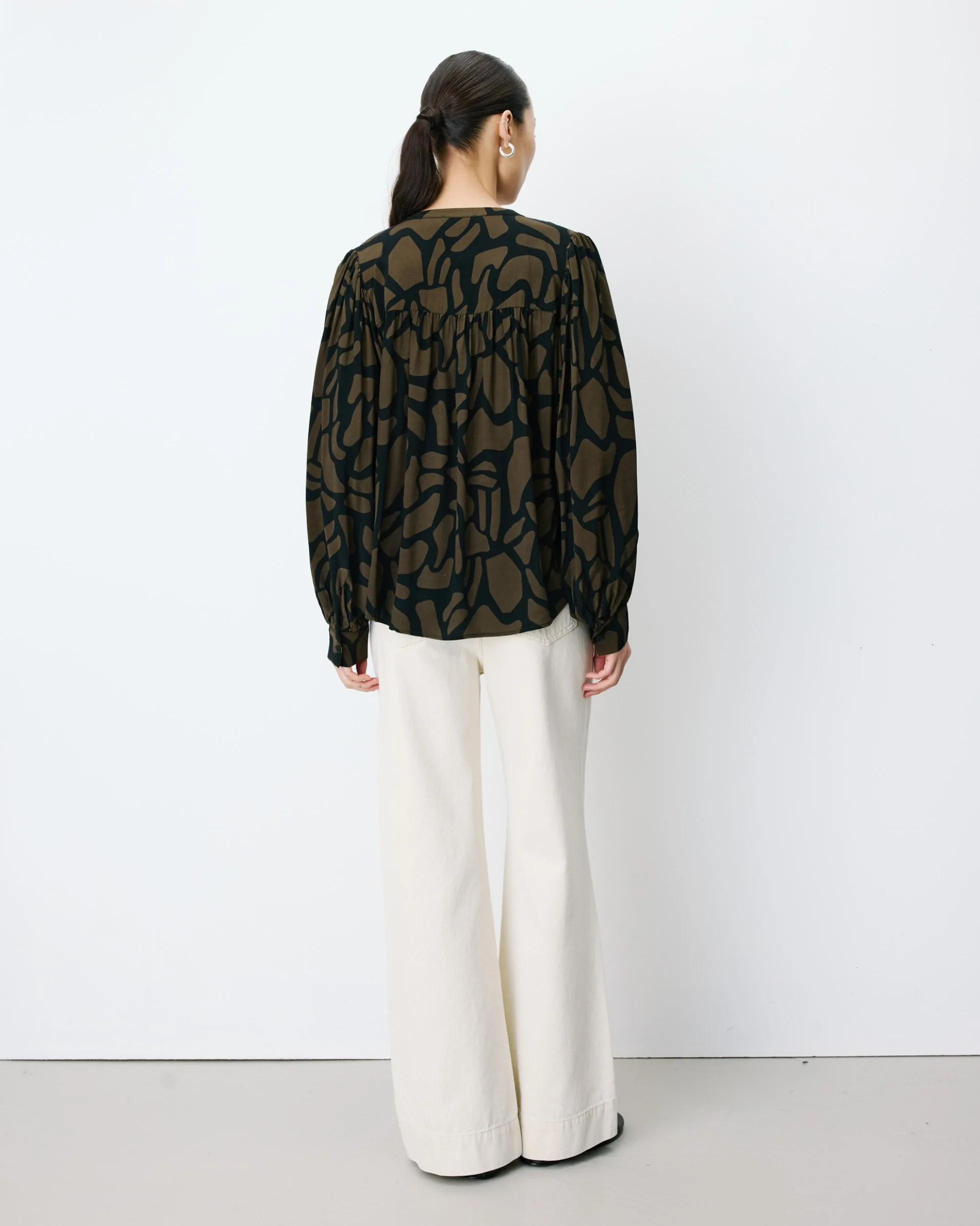 Blouse col V à imprimé géométrique kaki Ambrine