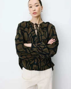 Blouse col V à imprimé géométrique kaki Ambrine