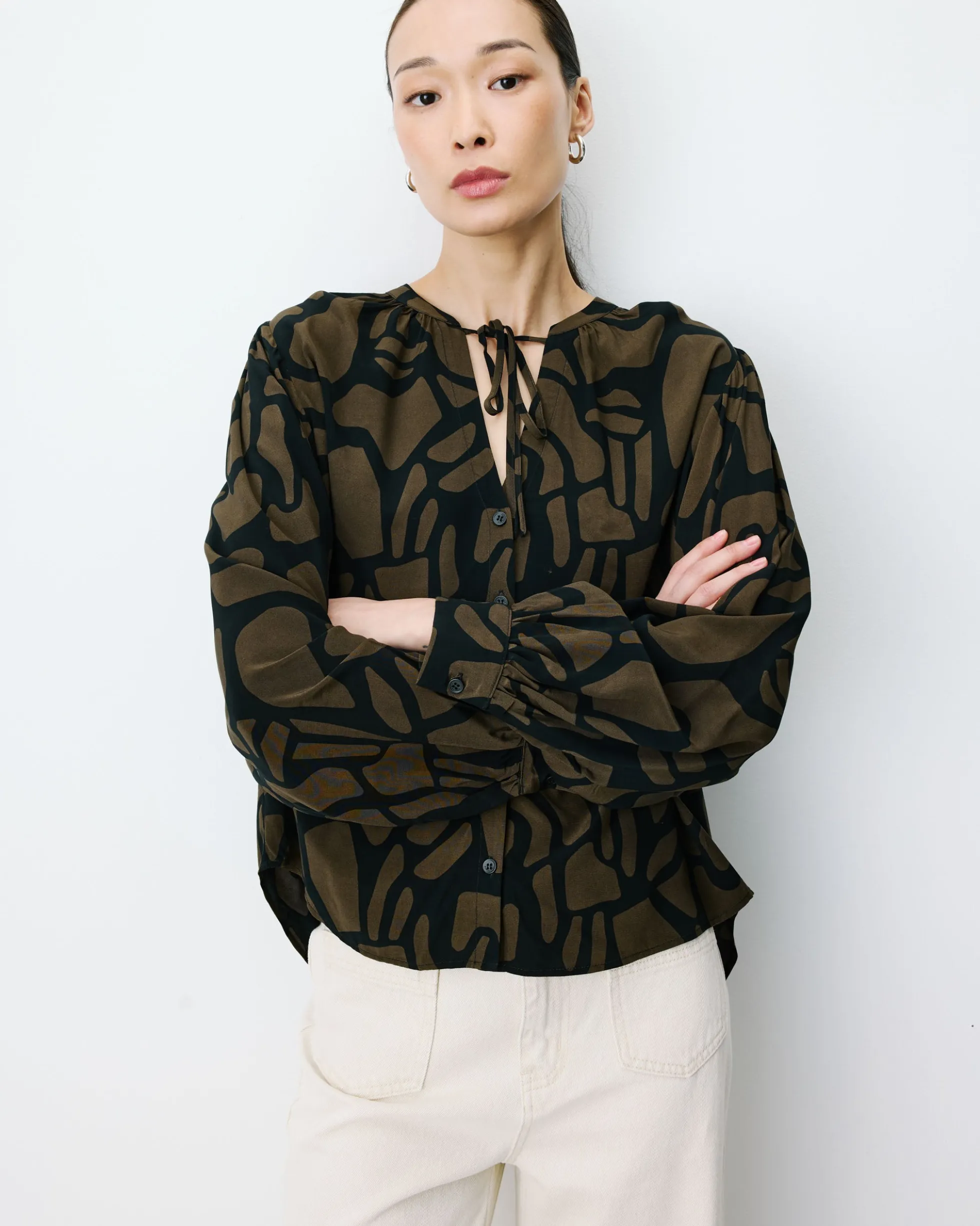 Blouse col V à imprimé géométrique kaki Ambrine