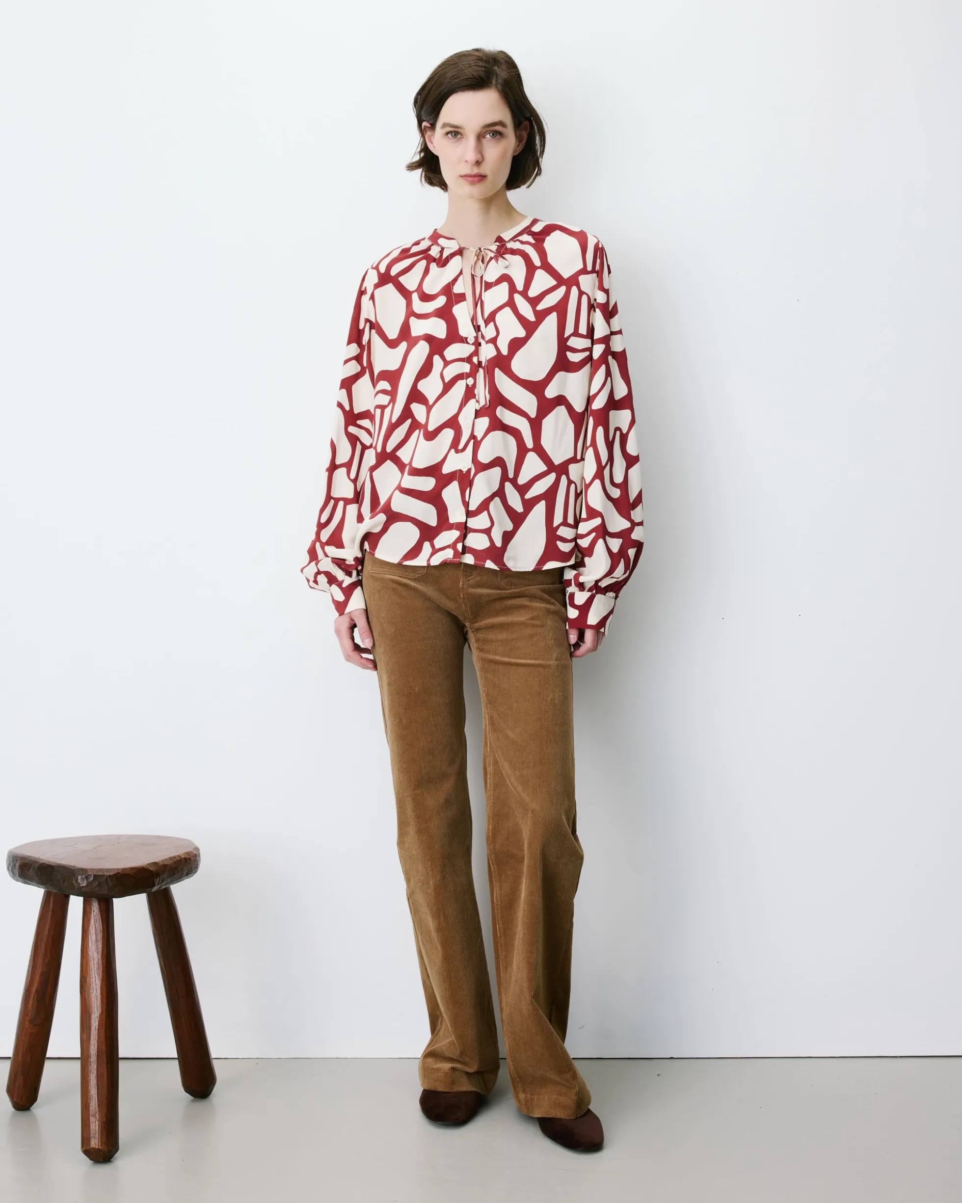 Blouse col V à imprimé géométrique terracotta Ambrine