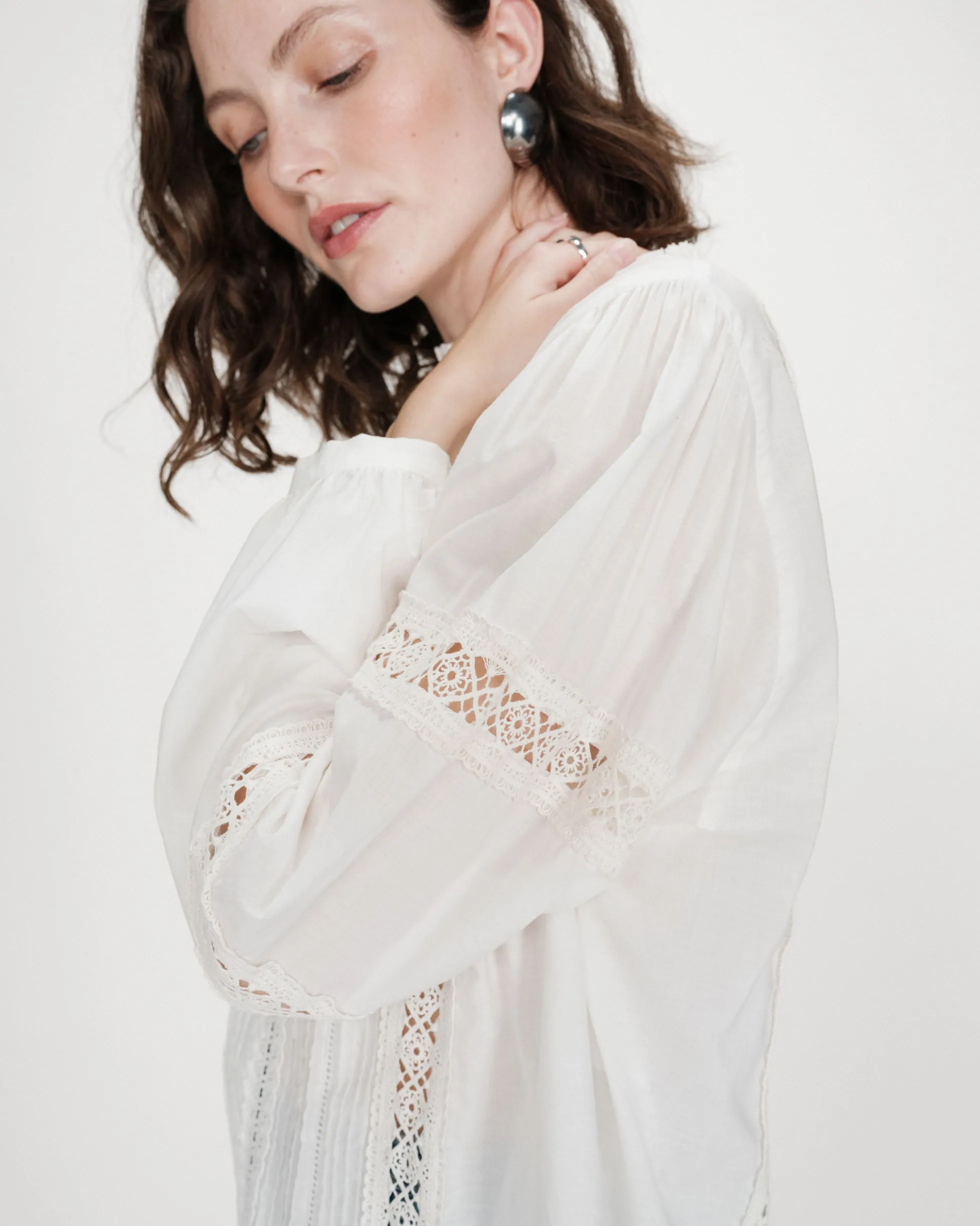 Blouse col à volants avec dentelle ivoire Velma