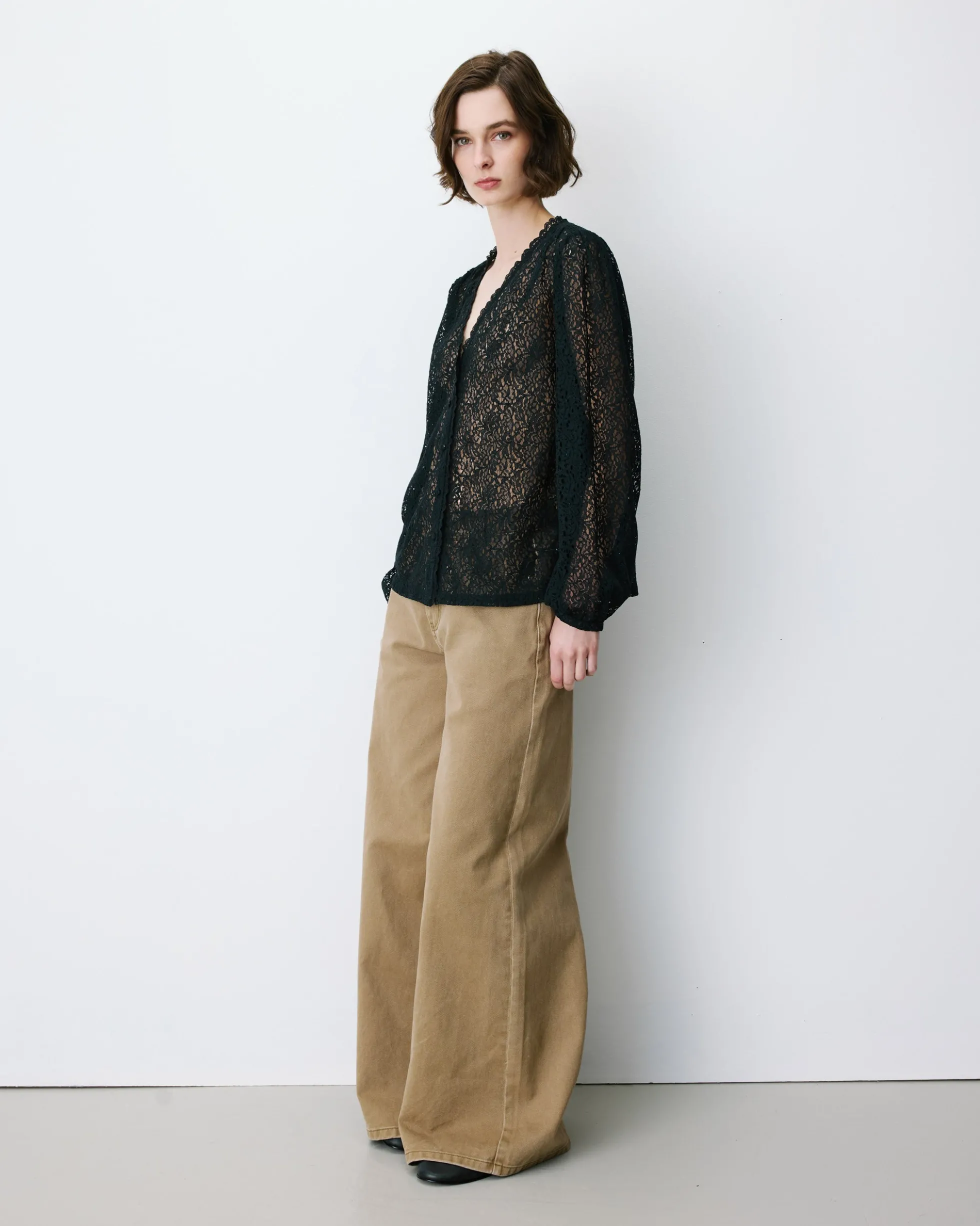 Blouse en dentelle col V manches longues noir Aurora