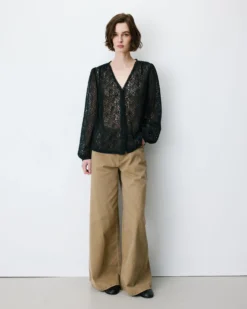 Blouse en dentelle col V manches longues noir Aurora