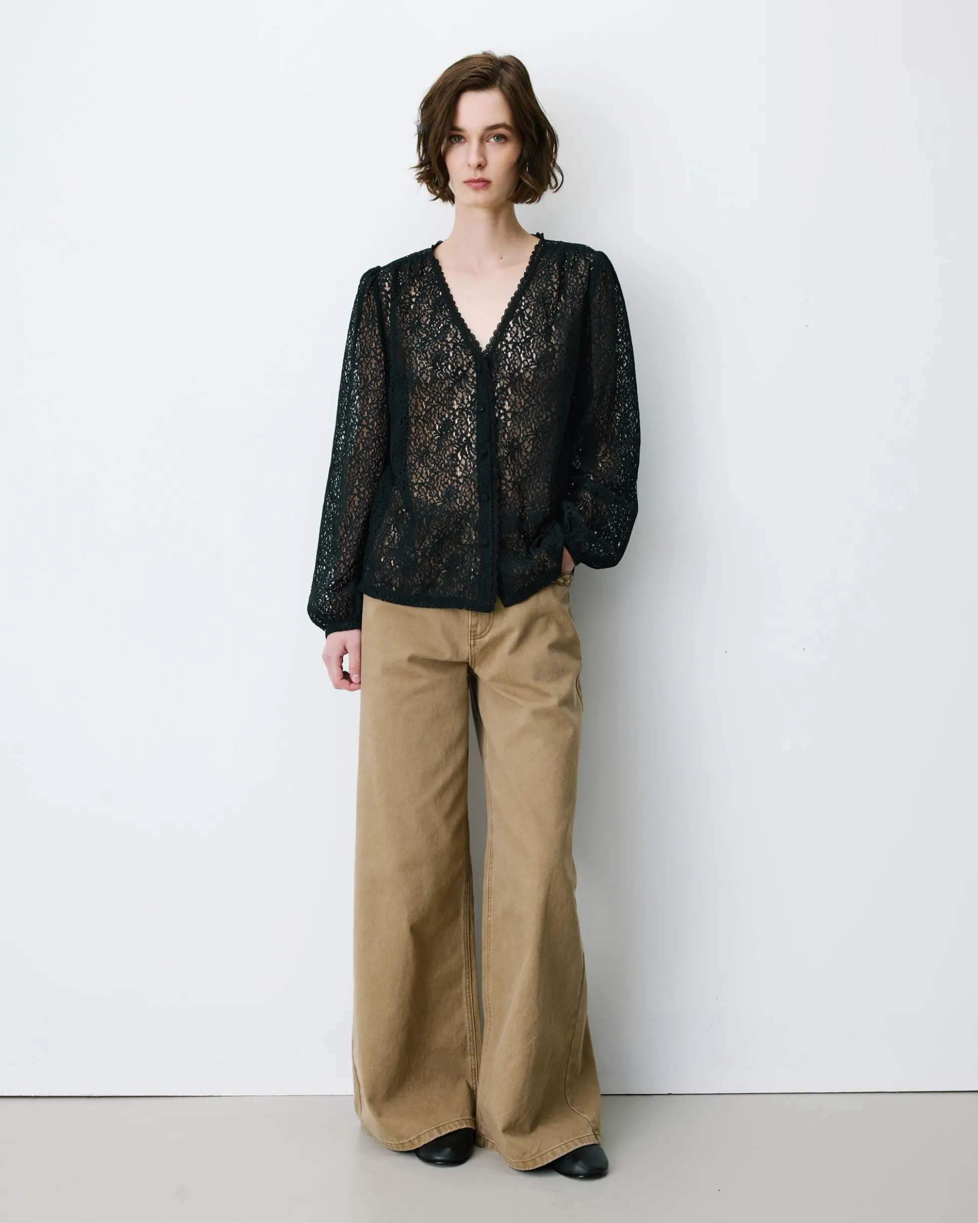 Blouse en dentelle col V manches longues noir Aurora