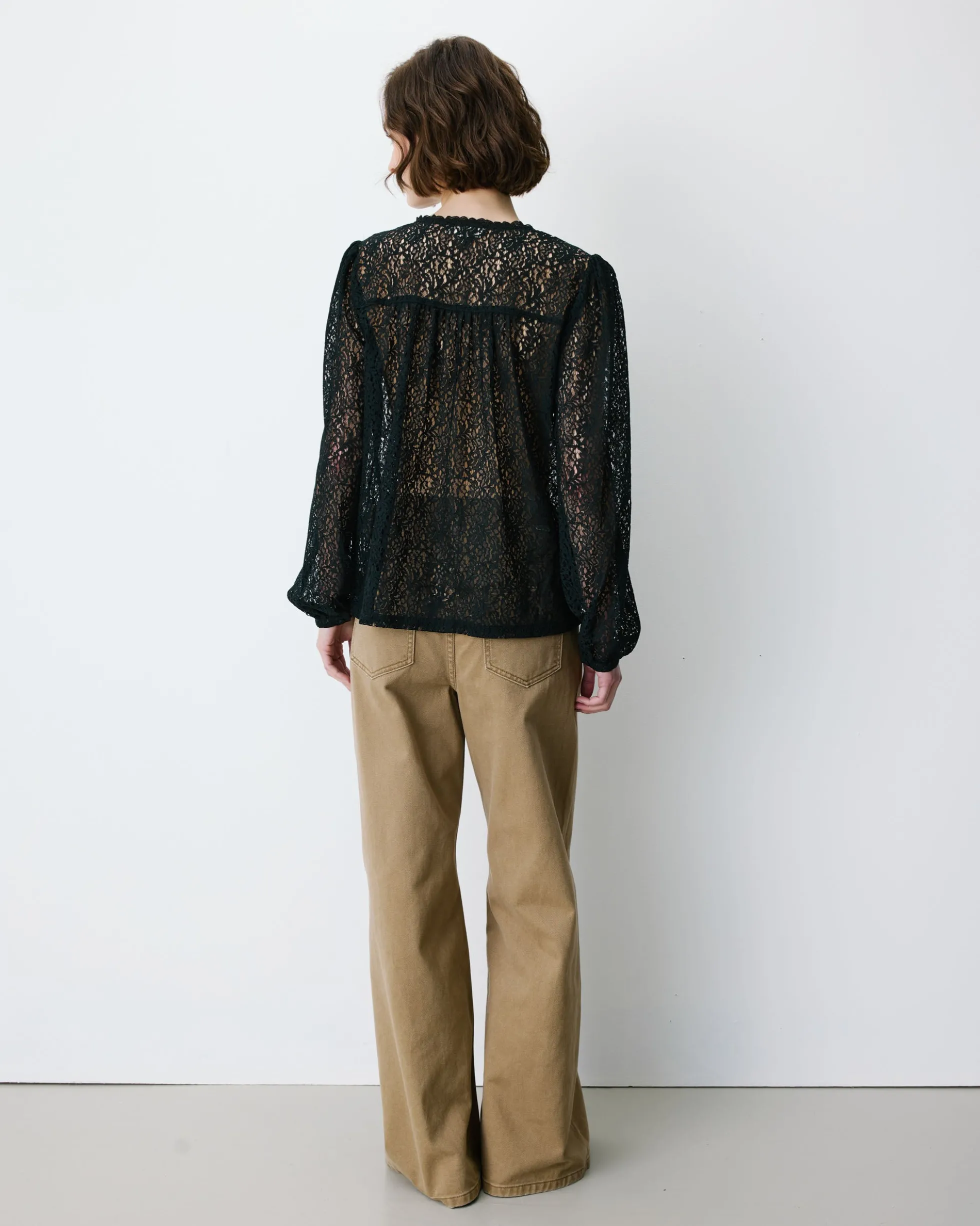 Blouse en dentelle col V manches longues noir Aurora