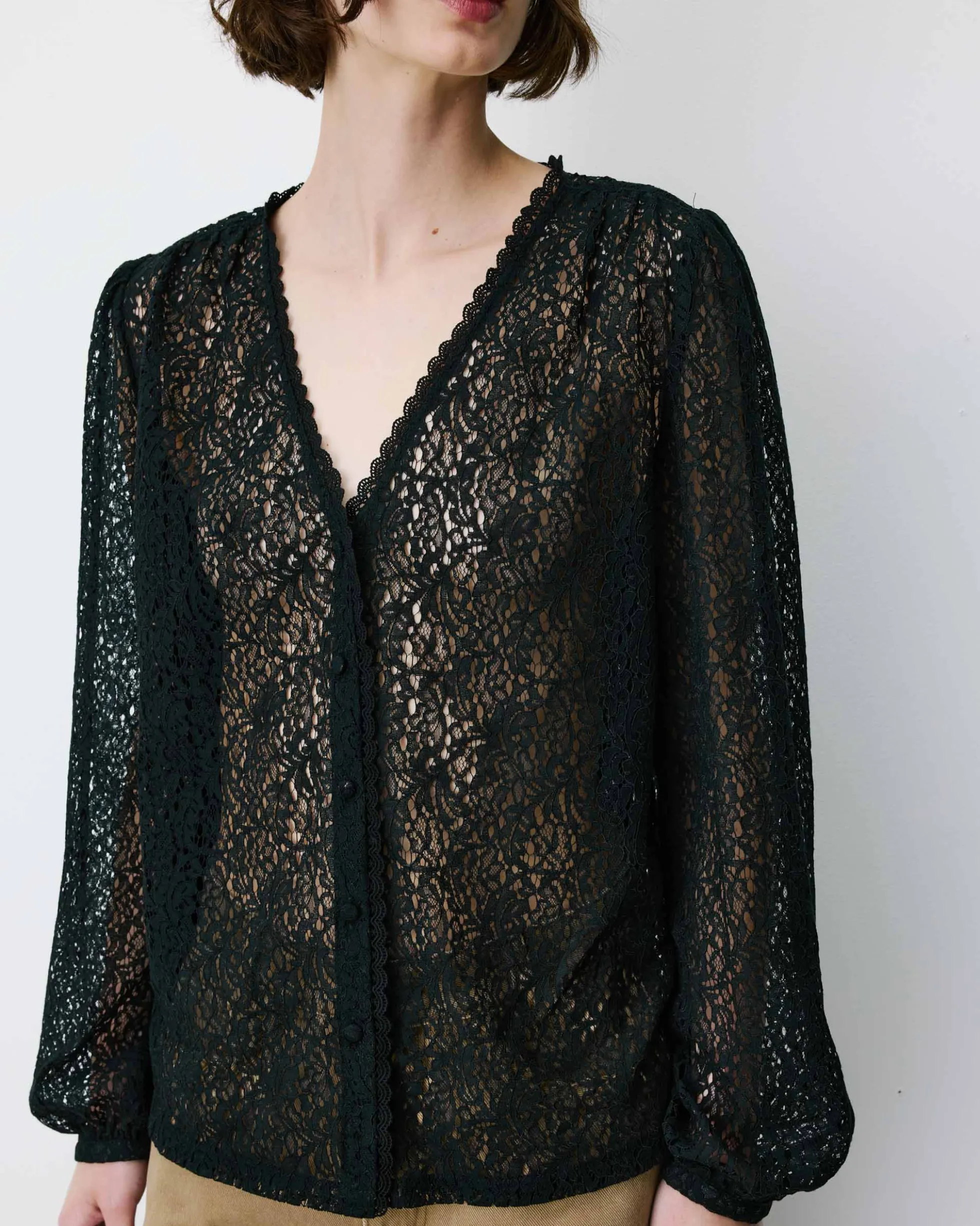 Blouse en dentelle col V manches longues noir Aurora