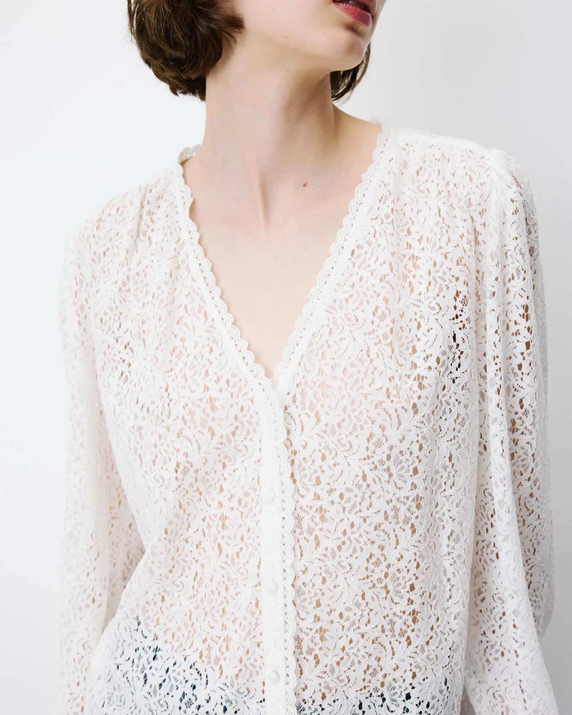 Blouse en dentelle col V manches longues ivoire Aurora