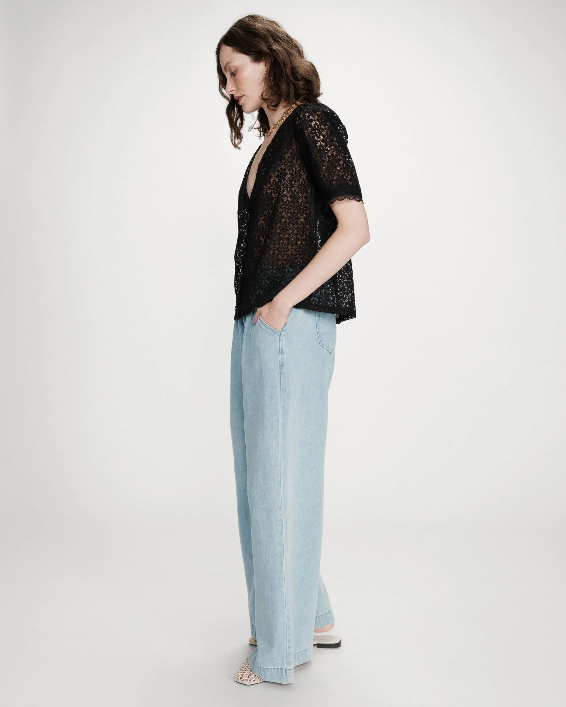 Blouse en dentelle col V manches courtes noir Vicky