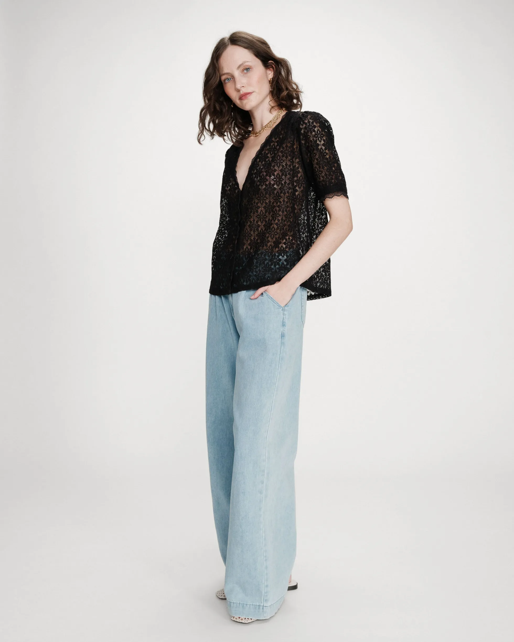 Blouse en dentelle col V manches courtes noir Vicky