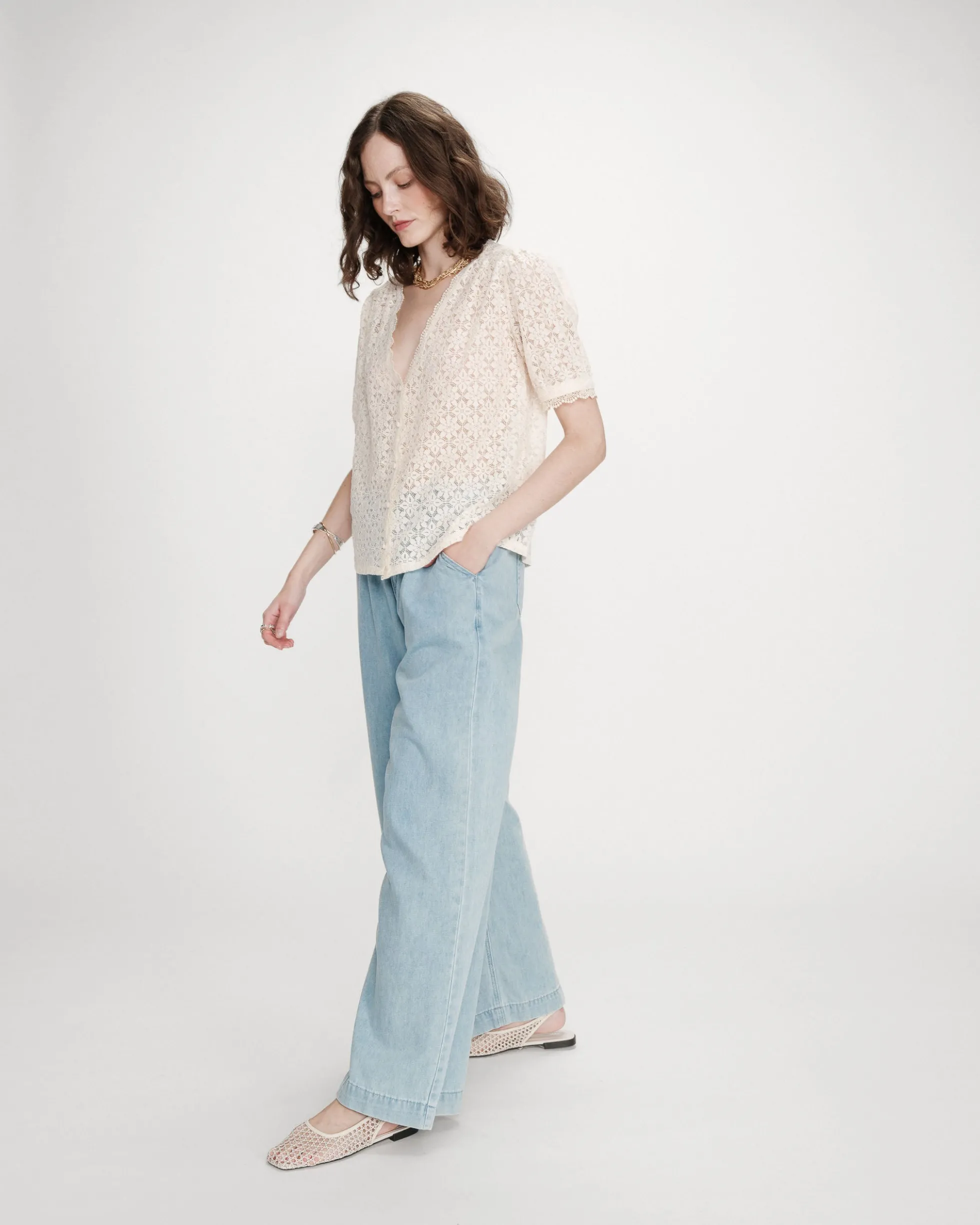 Blouse en dentelle col V manches courtes amande Vicky