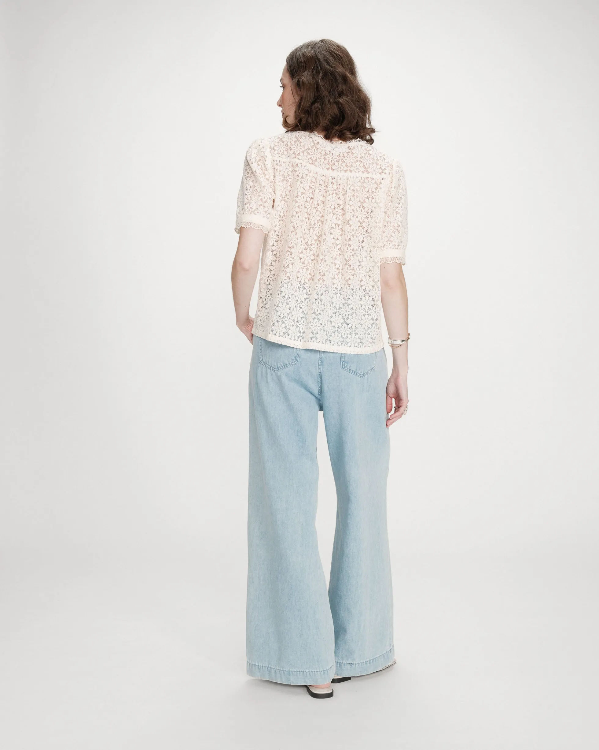 Blouse en dentelle col V manches courtes amande Vicky