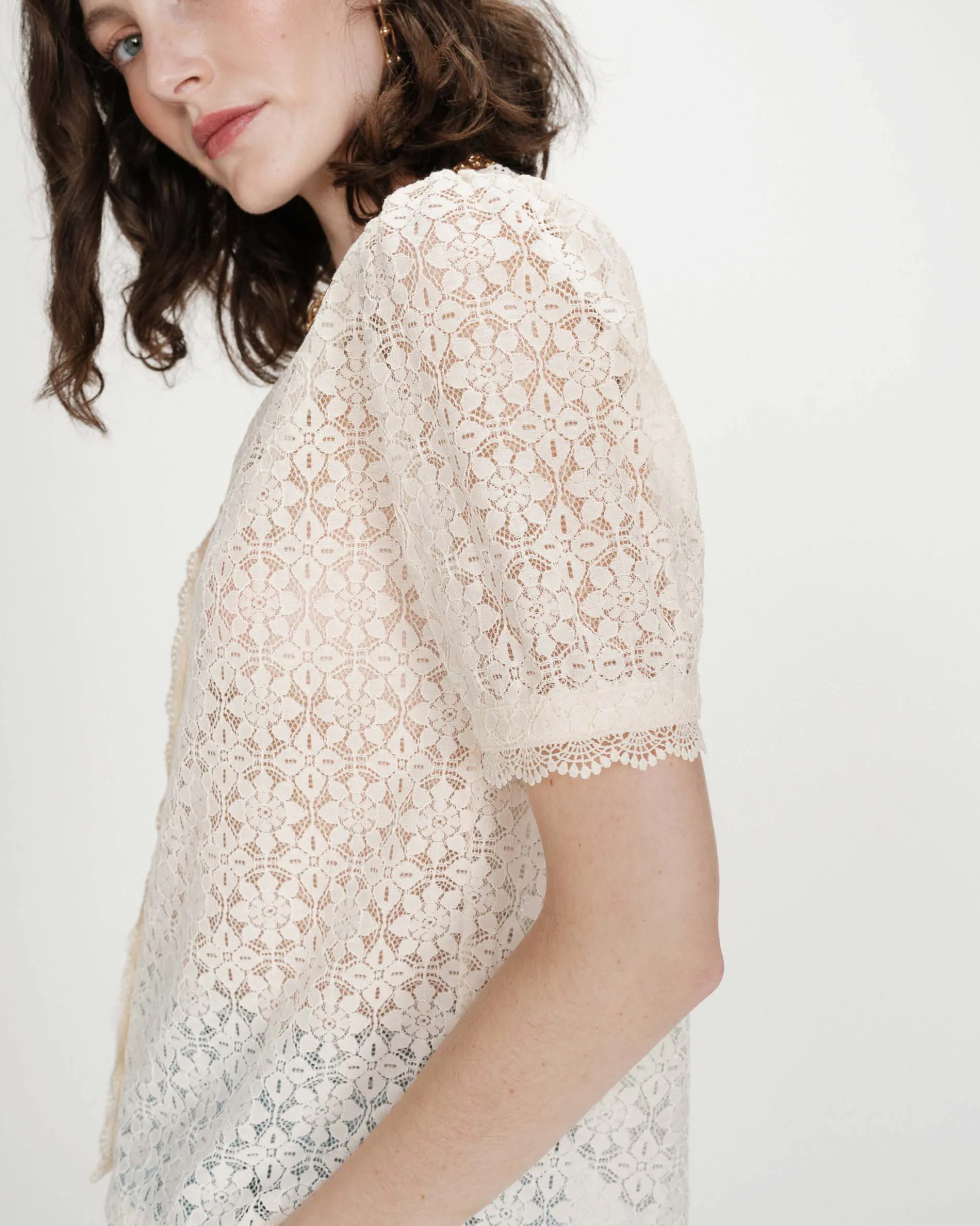 Blouse en dentelle col V manches courtes amande Vicky