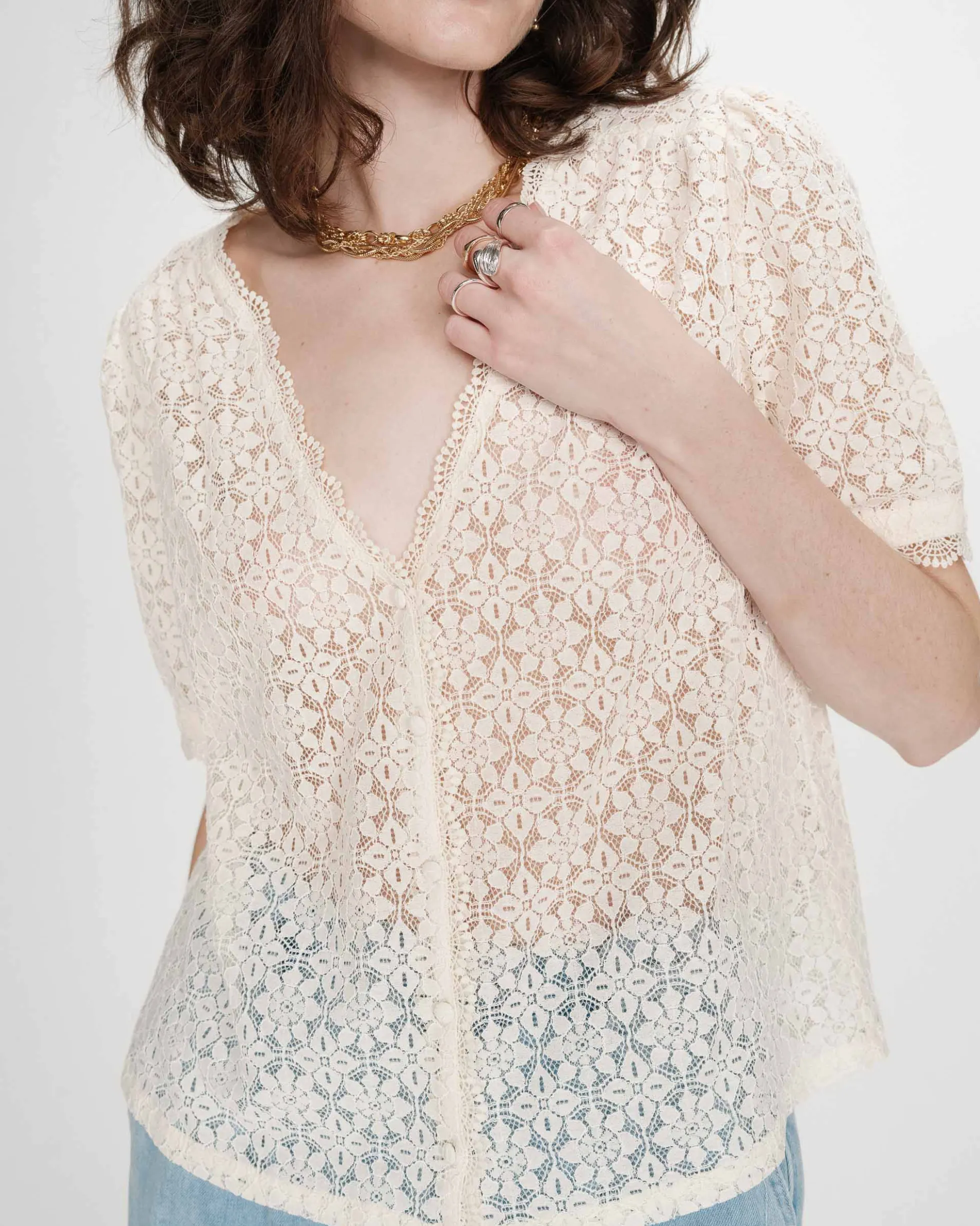 Blouse en dentelle col V manches courtes amande Vicky