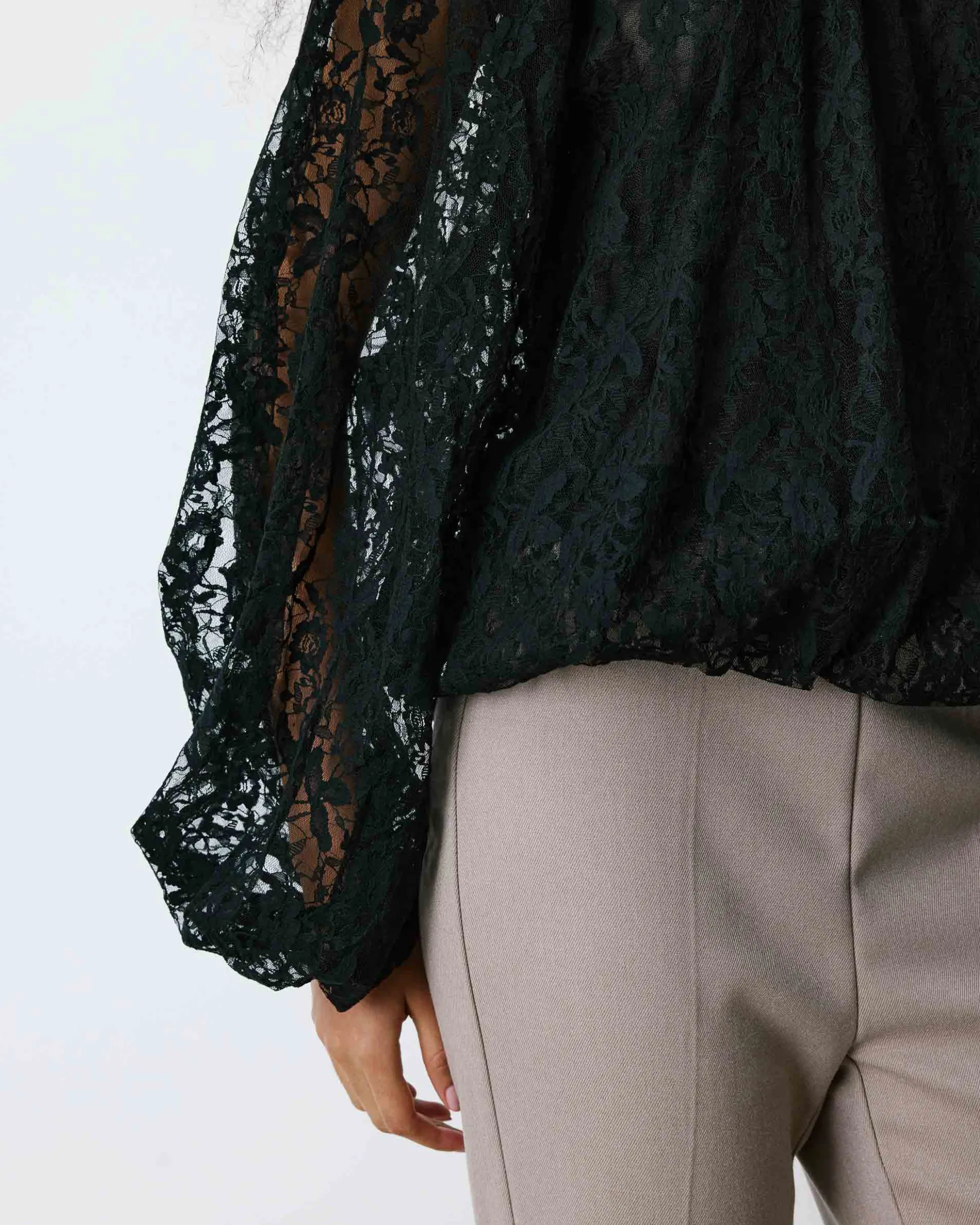 Blouse fluide en dentelle manches bouffantes noir Beth