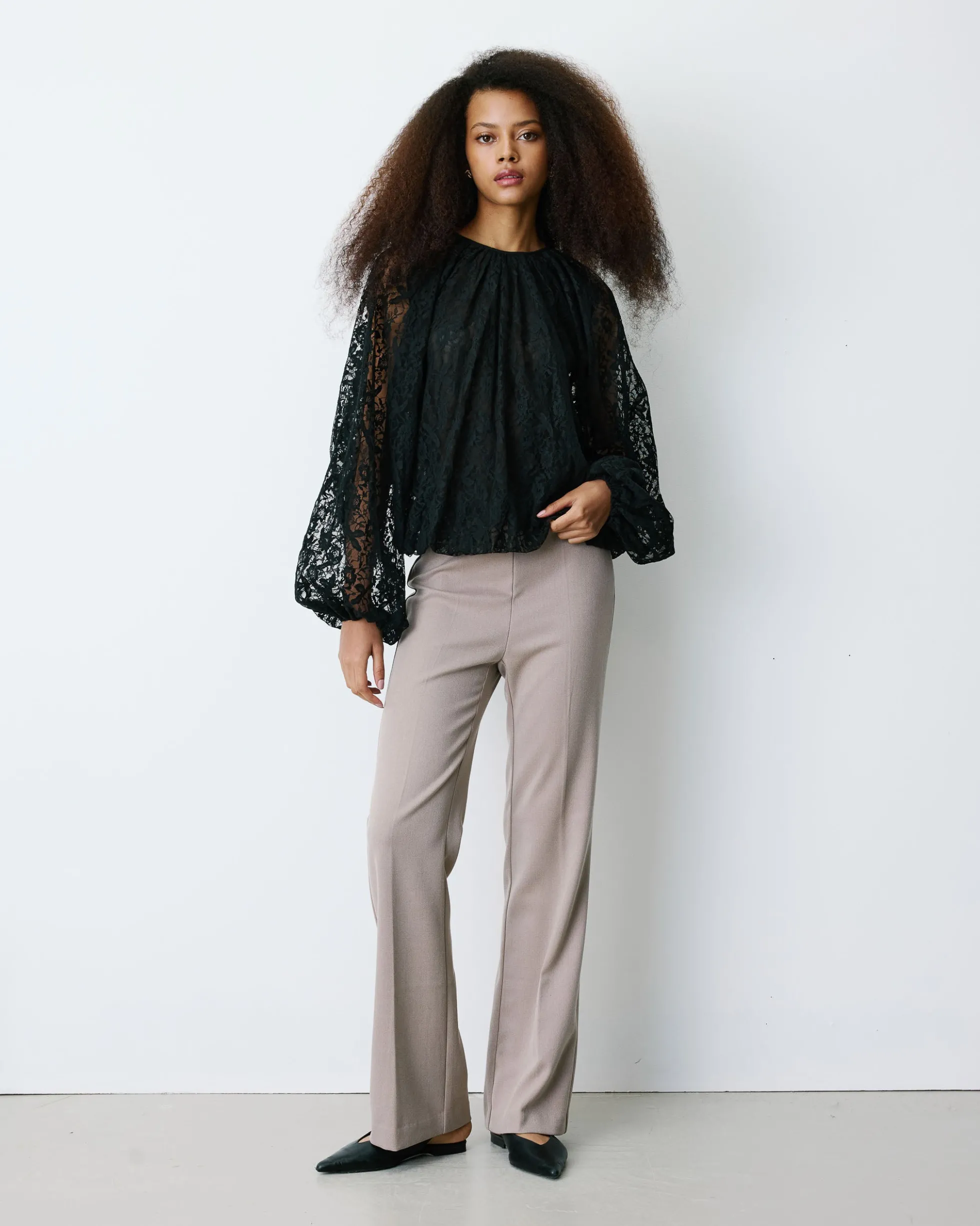 Blouse fluide en dentelle manches bouffantes noir Beth