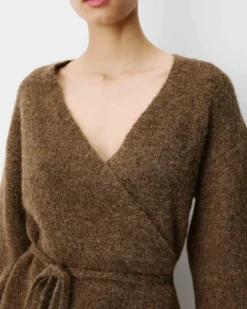 Cardigan cache-cœur nouable en maille chocolat Anior