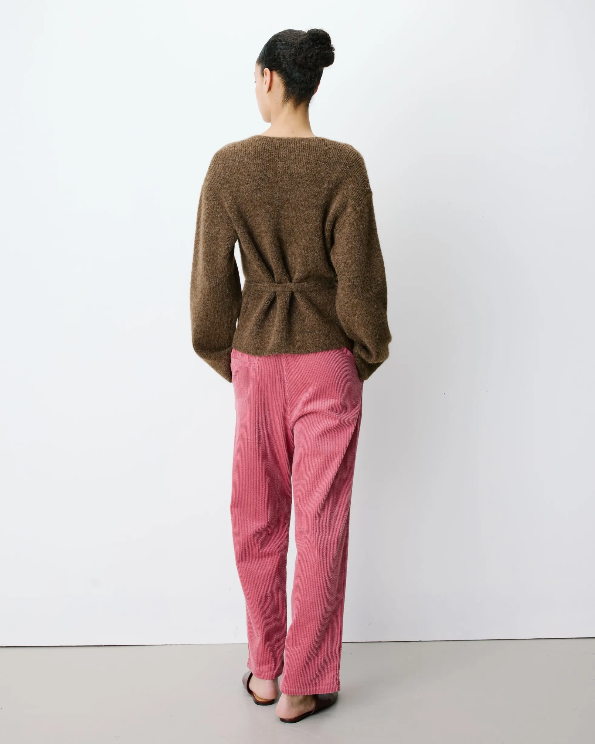 Cardigan cache-cœur nouable en maille chocolat Anior