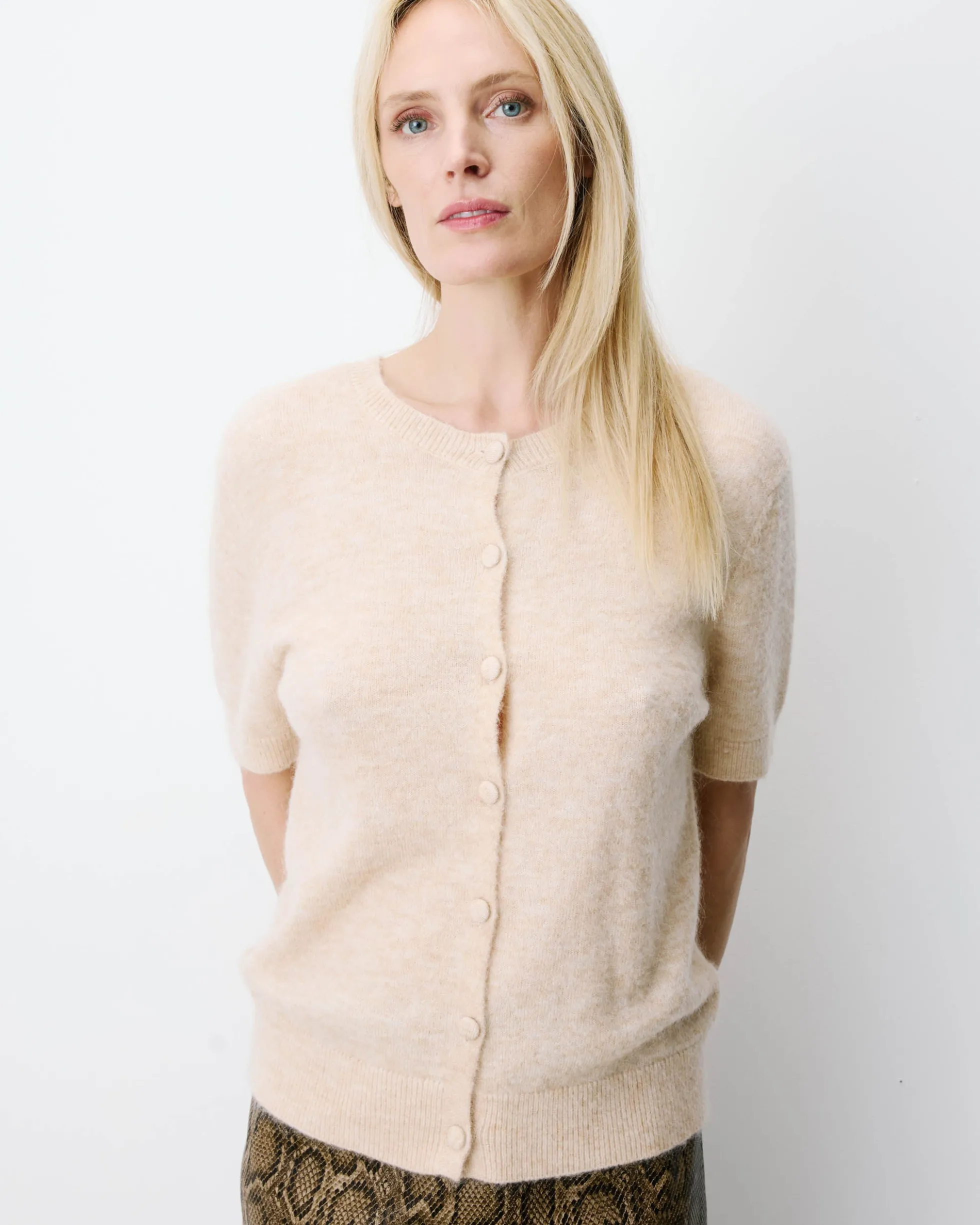 Cardigan manches courtes col rond beige Akarios
