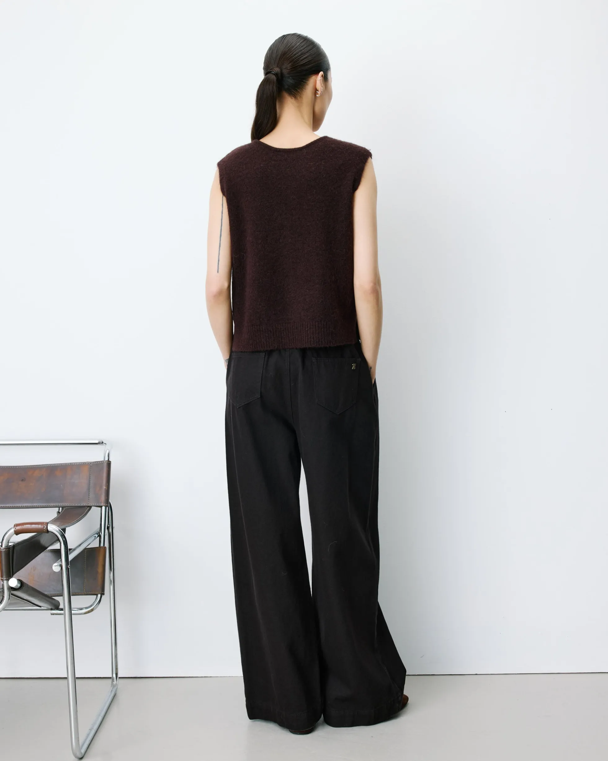 Cardigan sans manches boutonné col V chocolat Nars