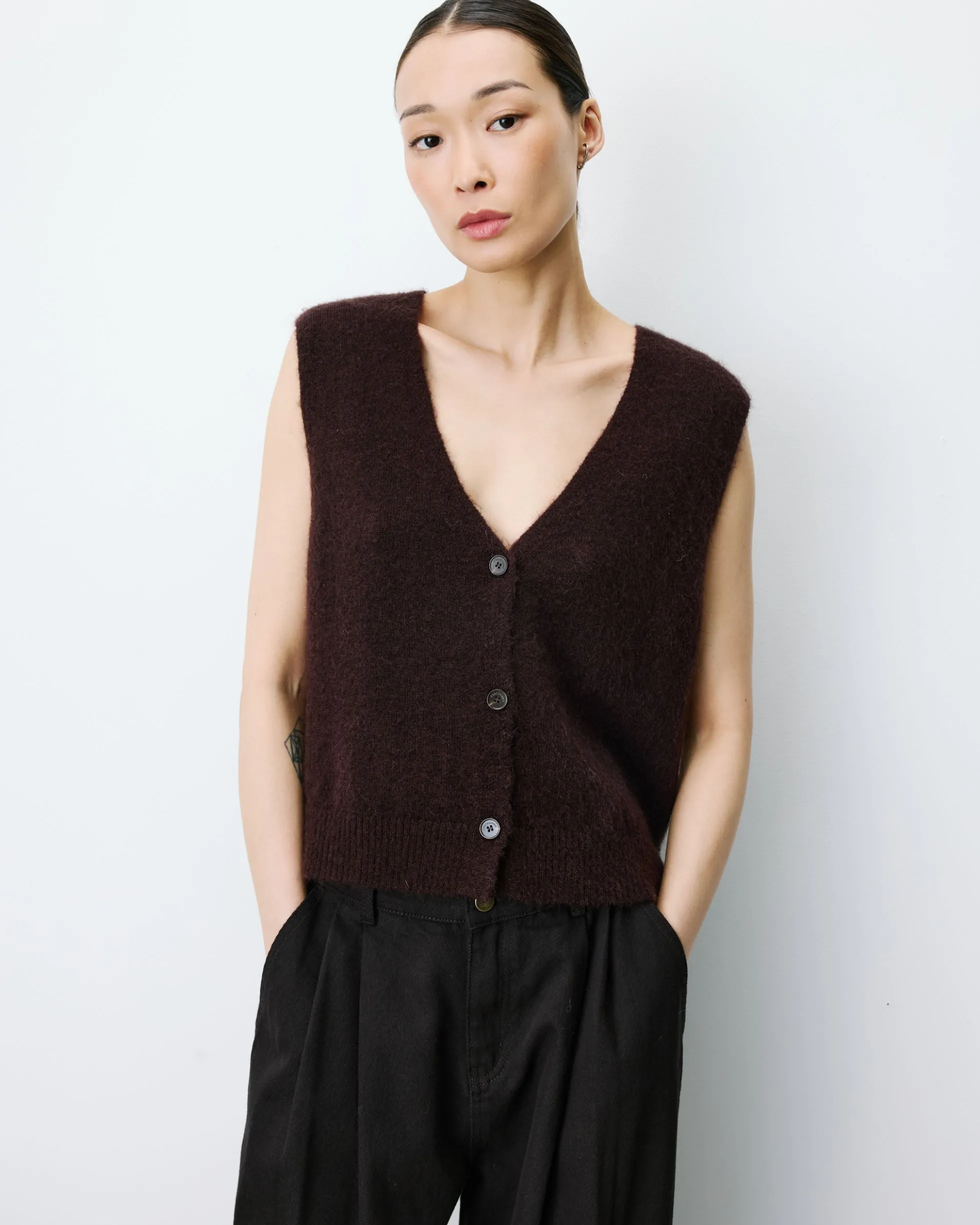Cardigan sans manches boutonné col V chocolat Nars