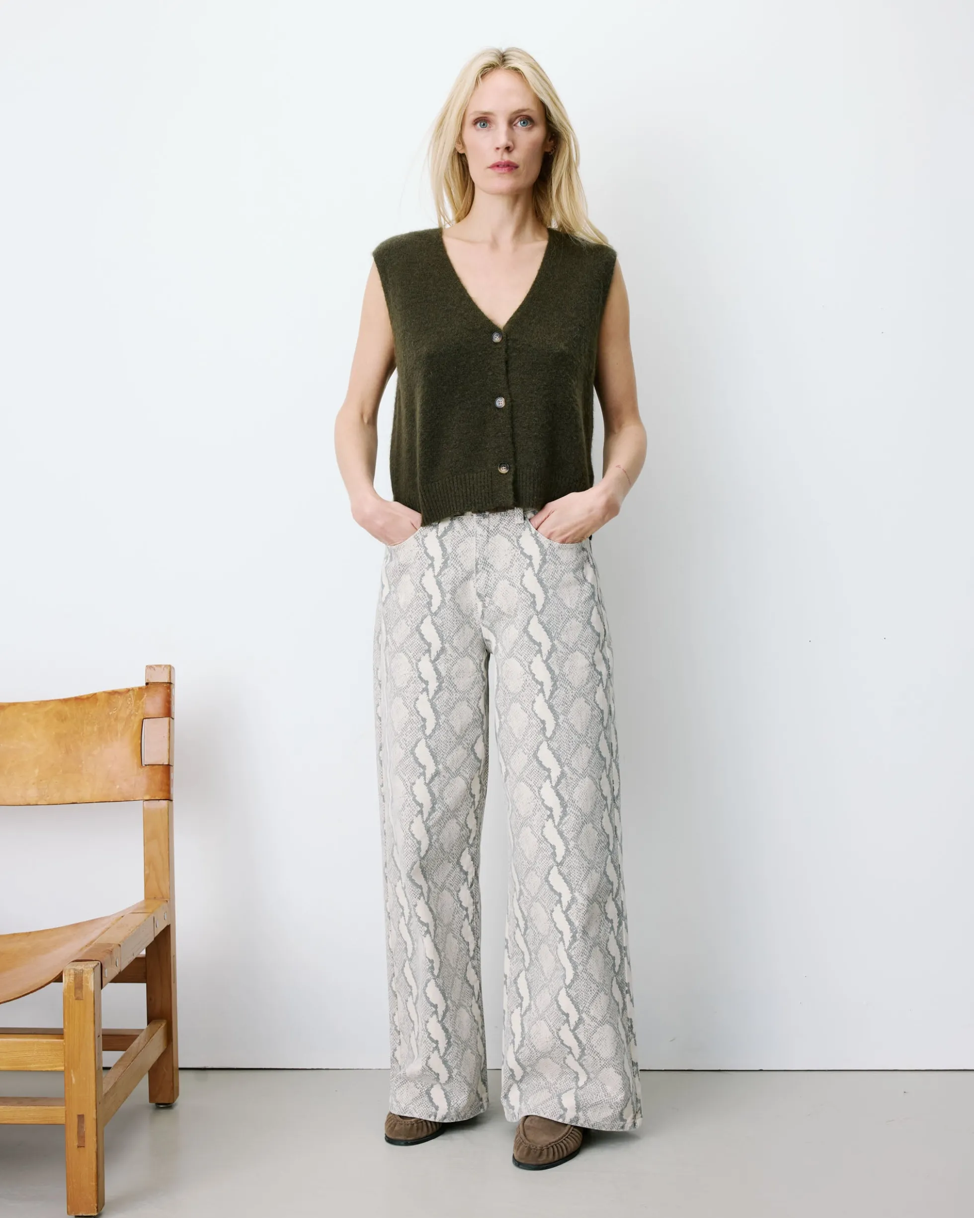 Cardigan sans manches boutonné col V kaki Nars