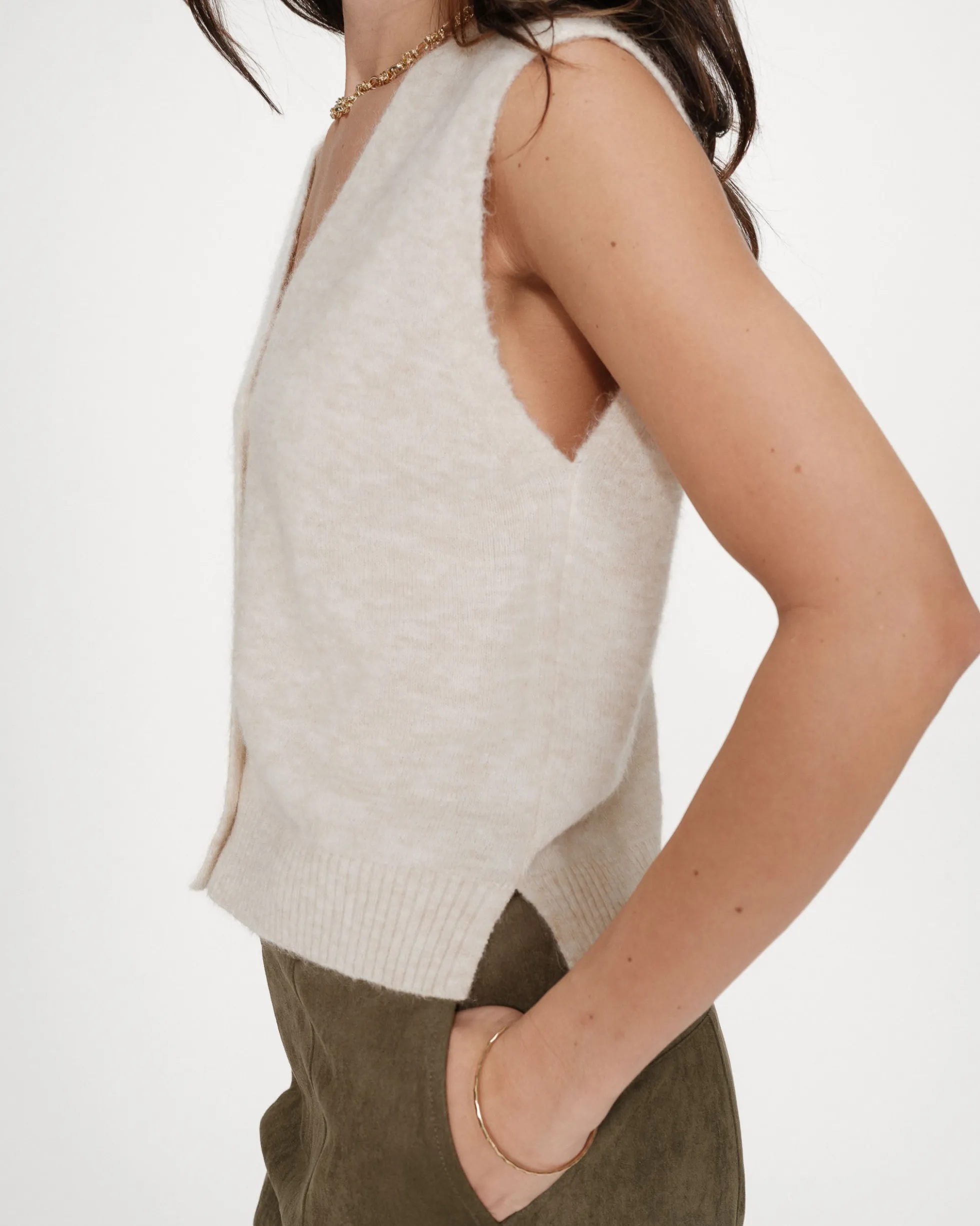 Cardigan sans manches boutonné col V sable Nars