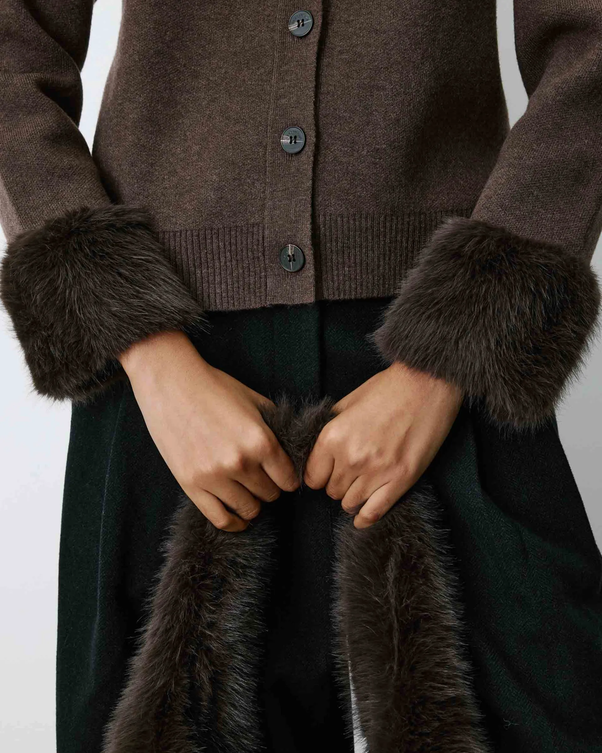 Gilet en maille poignets fausse fourrure chocolat Bambino
