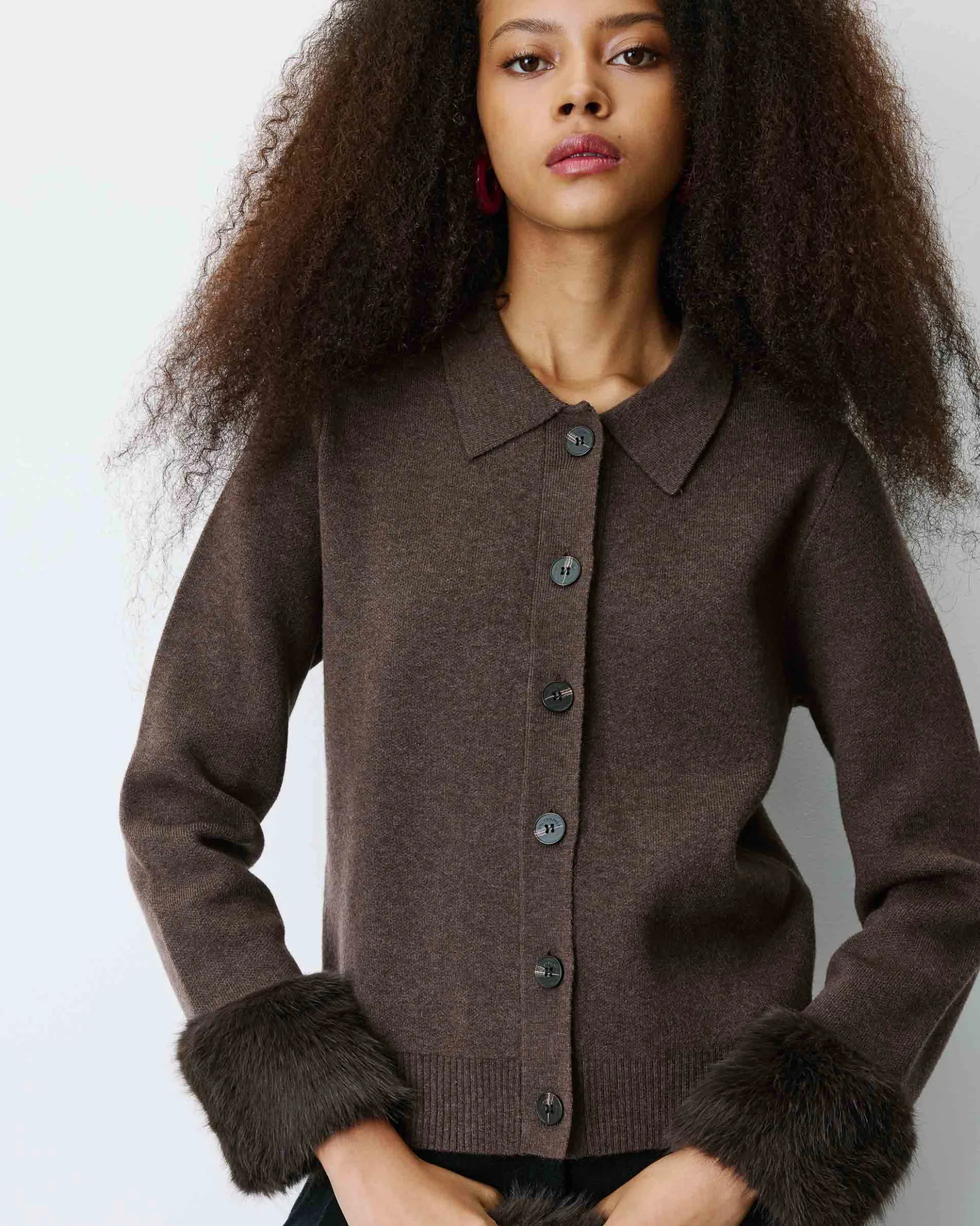 Gilet en maille poignets fausse fourrure chocolat Bambino