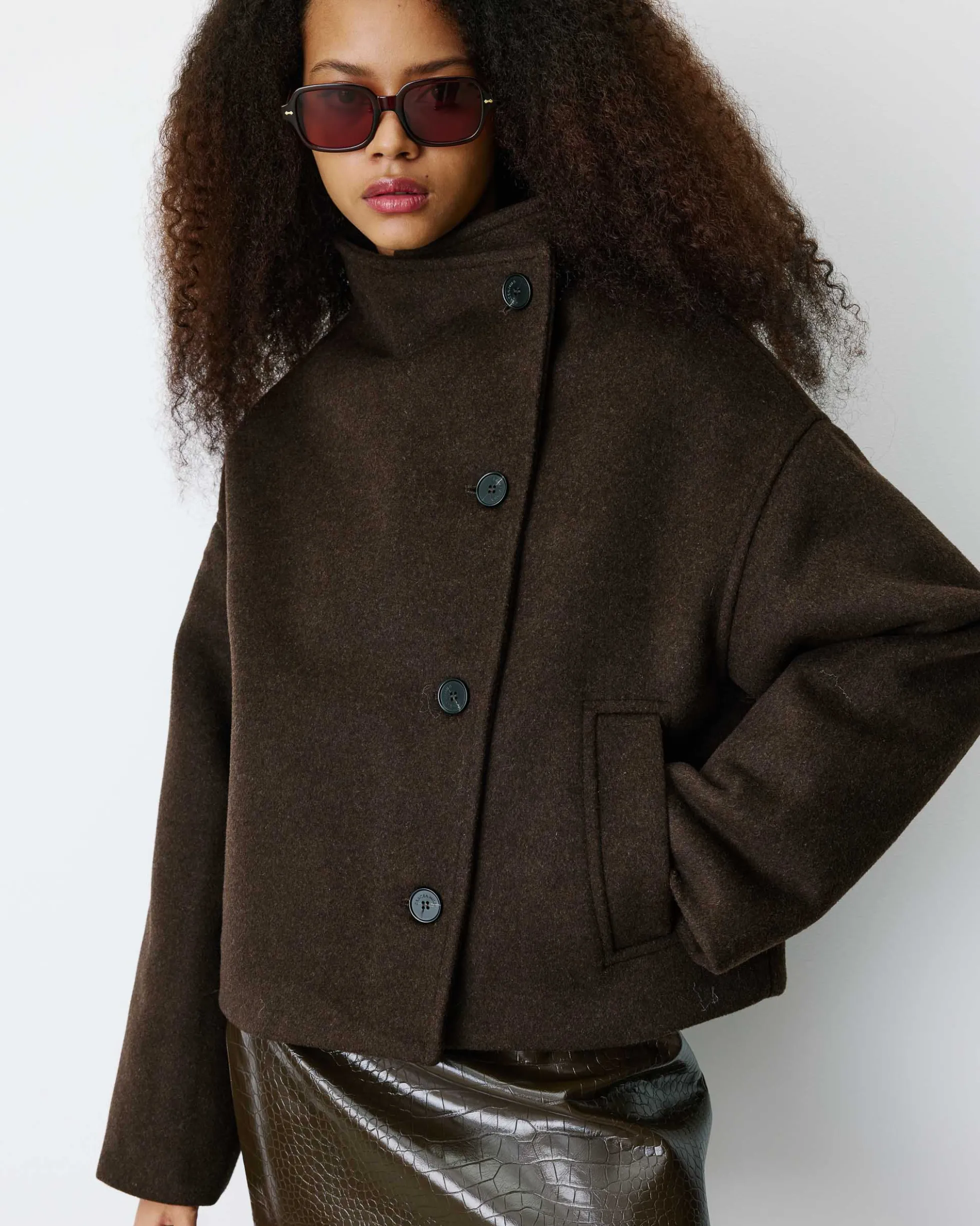 Manteau court col cheminée en laine mélangée chocolat Blanca