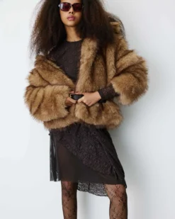 Manteau en fausse fourrure col large latte Billie