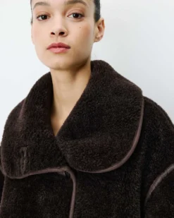 Manteau en fausse fourrure oversize boutonné chocolat Amelio