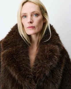 Manteau fausse fourrure croisé chocolat Amy