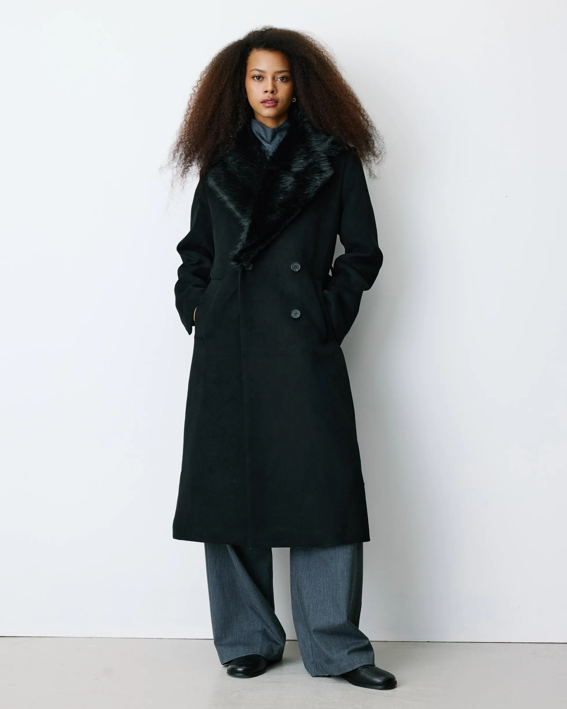 Manteau long croisé col en fausse fourrure noir Beryl