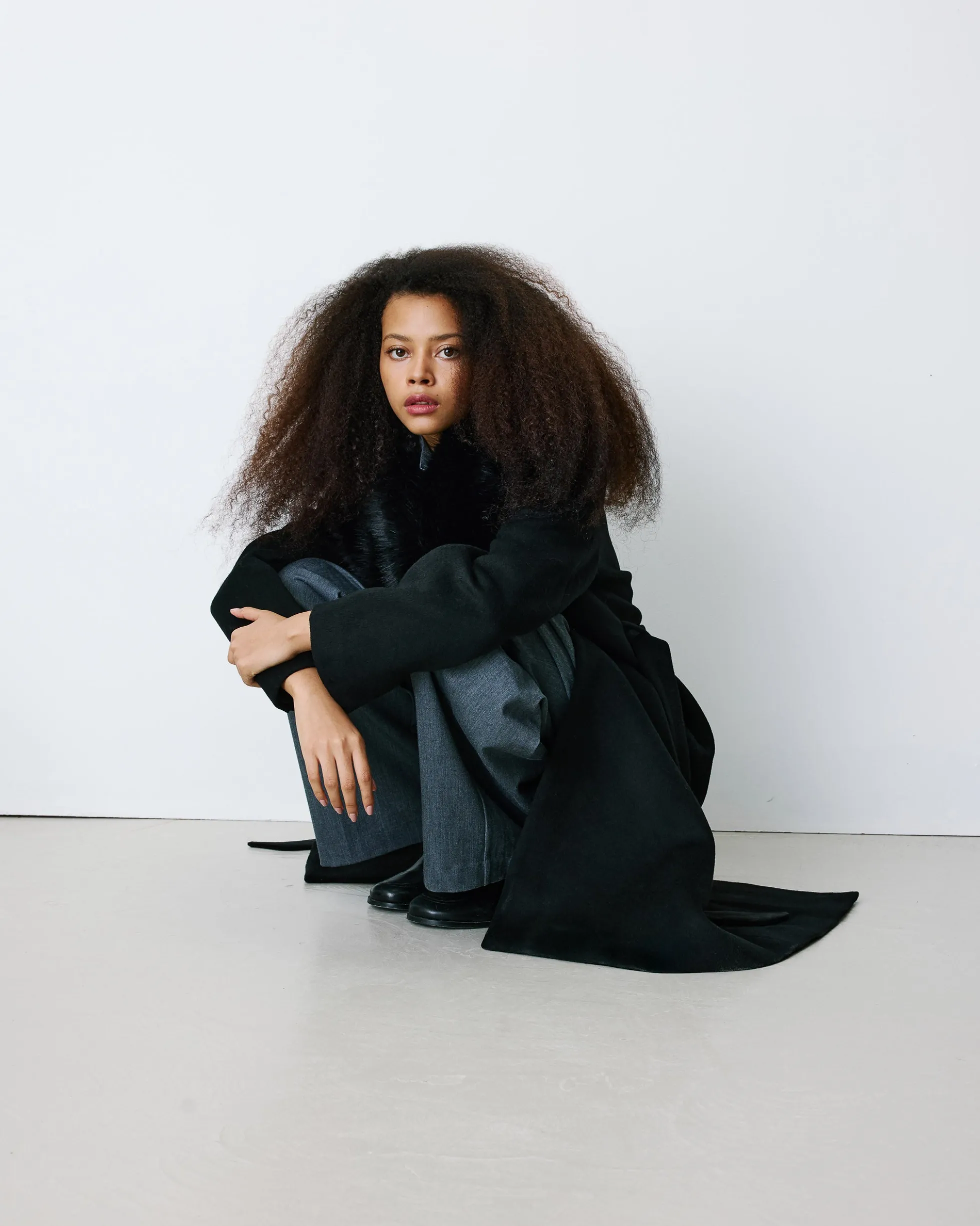 Manteau long croisé col en fausse fourrure noir Beryl