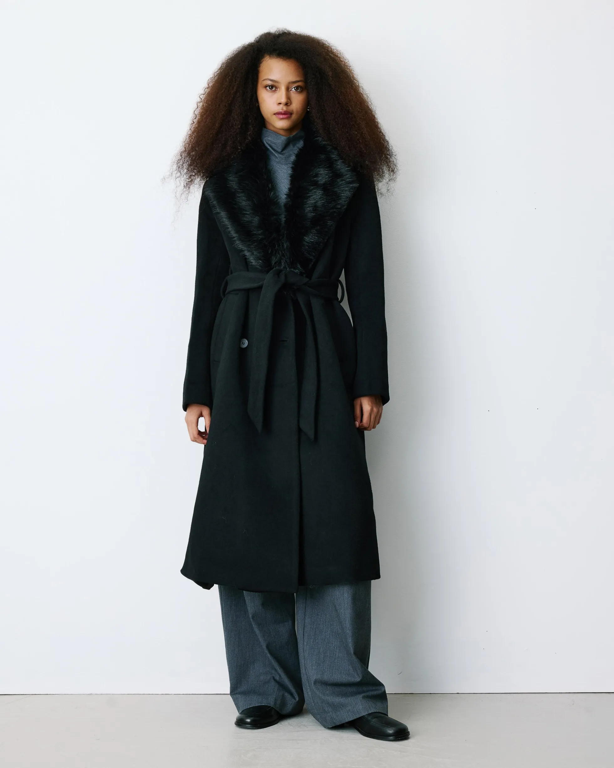 Manteau long croisé col en fausse fourrure noir Beryl