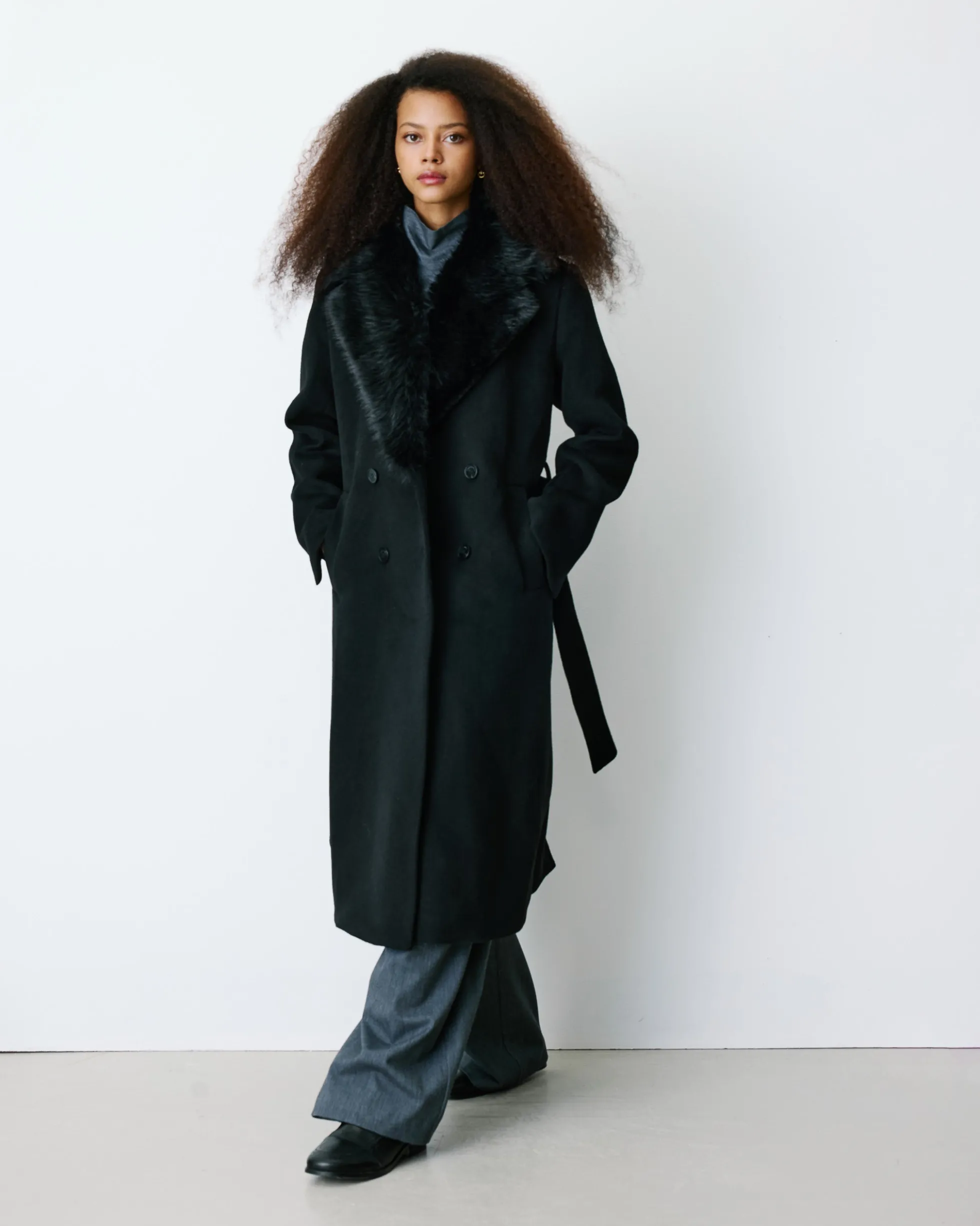 Manteau long croisé col en fausse fourrure noir Beryl