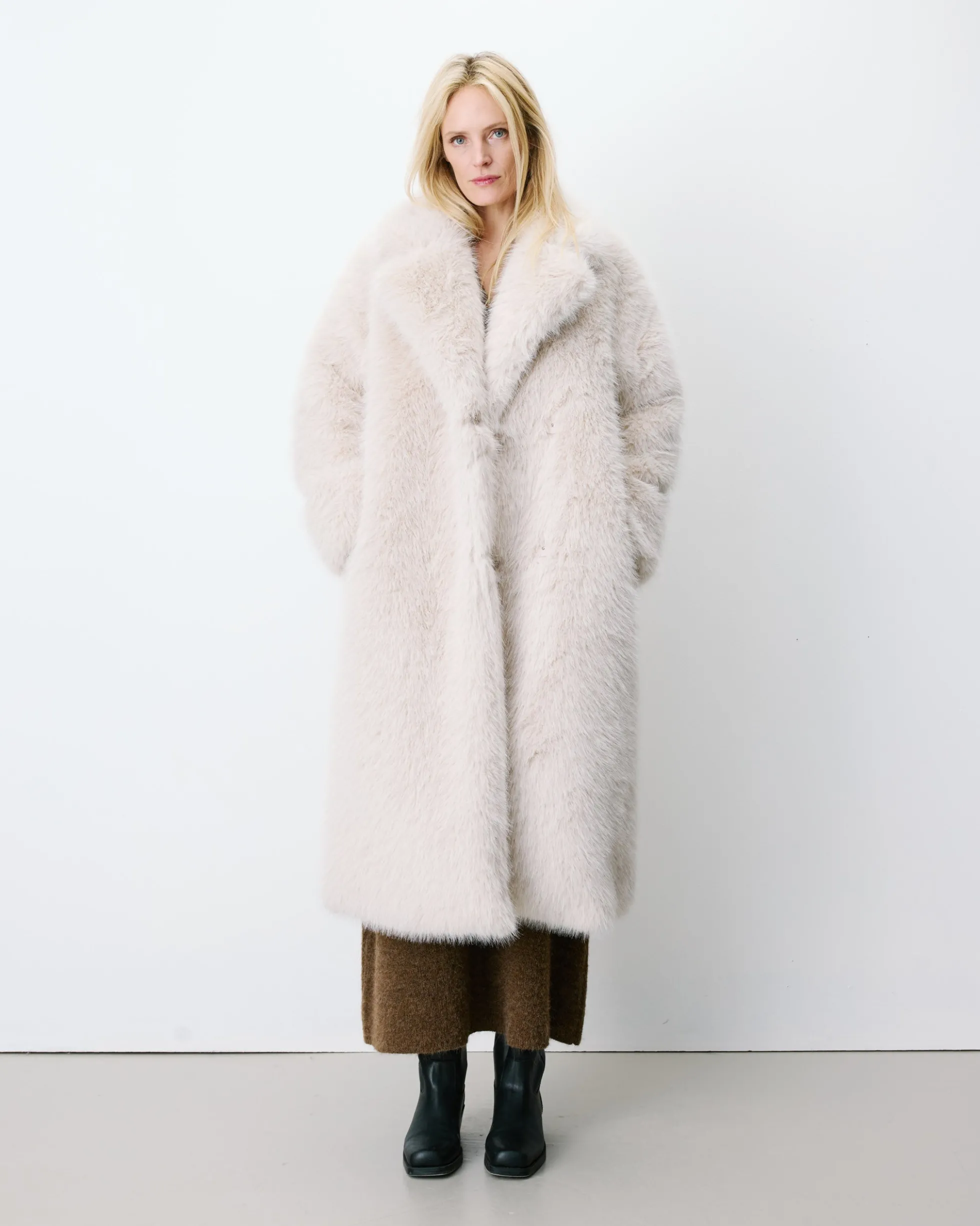 Manteau long oversize en fausse fourrure grege Alara