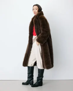 Manteau long oversize en fausse fourrure chocolat Alara