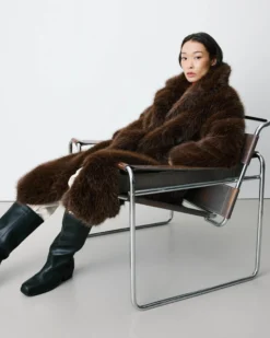 Manteau long oversize en fausse fourrure chocolat Alara