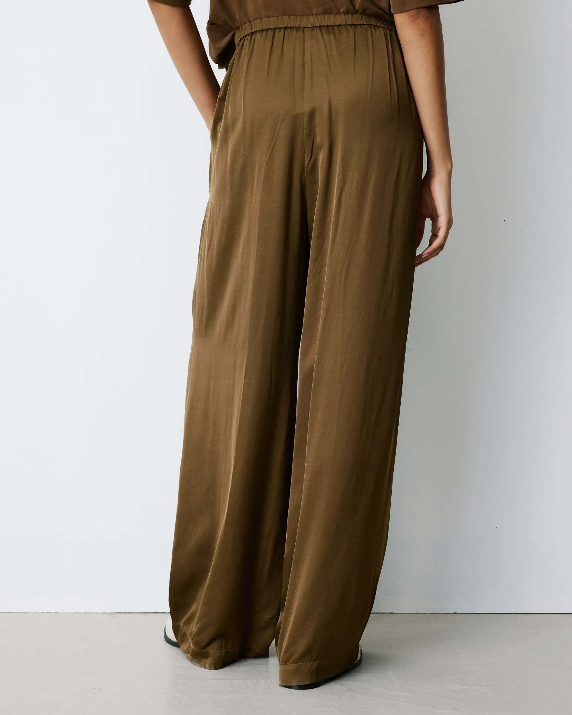 Pantalon en satin fluide à pinces olive Barnabe