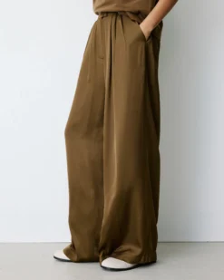 Pantalon en satin fluide à pinces olive Barnabe