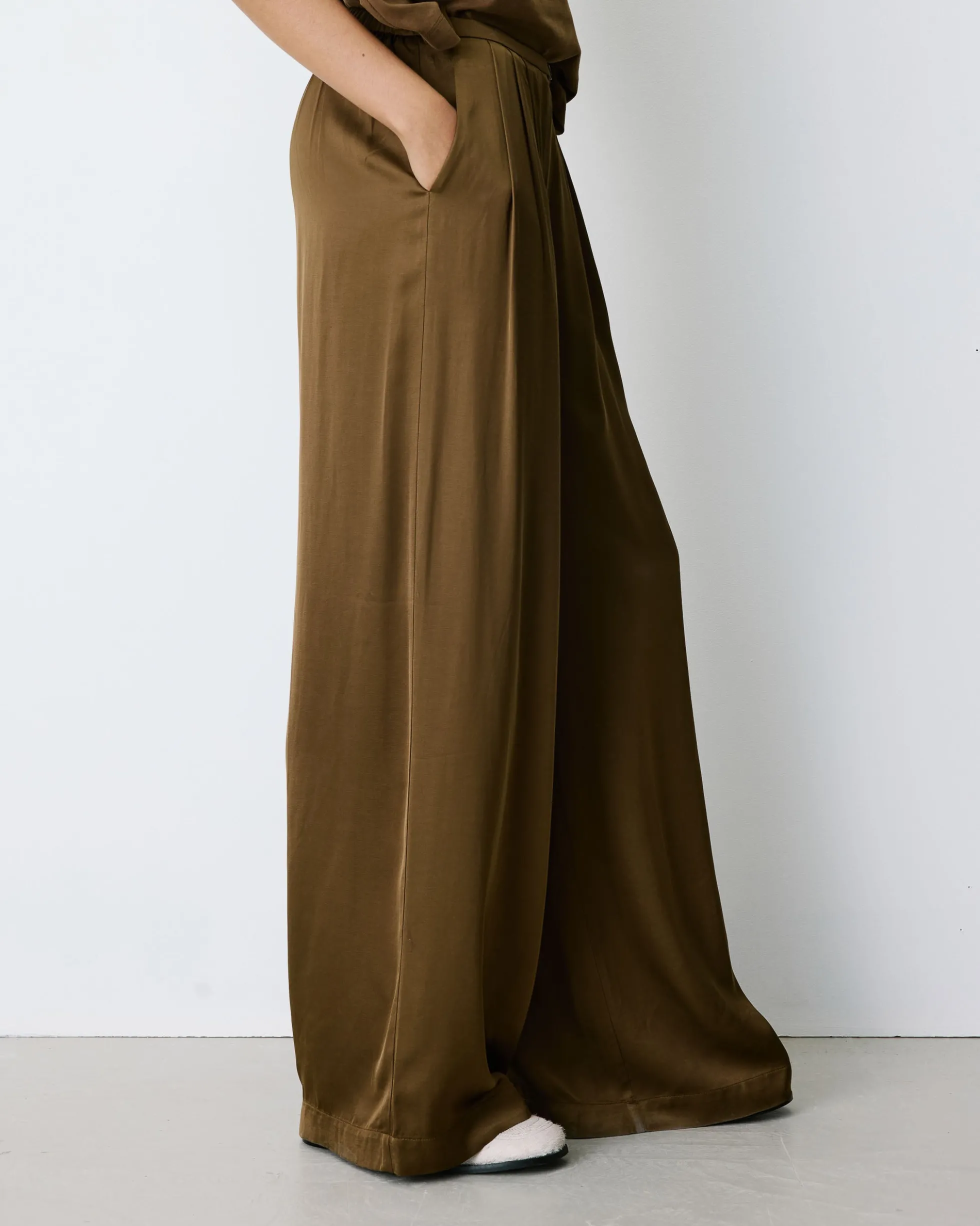 Pantalon en satin fluide à pinces olive Barnabe