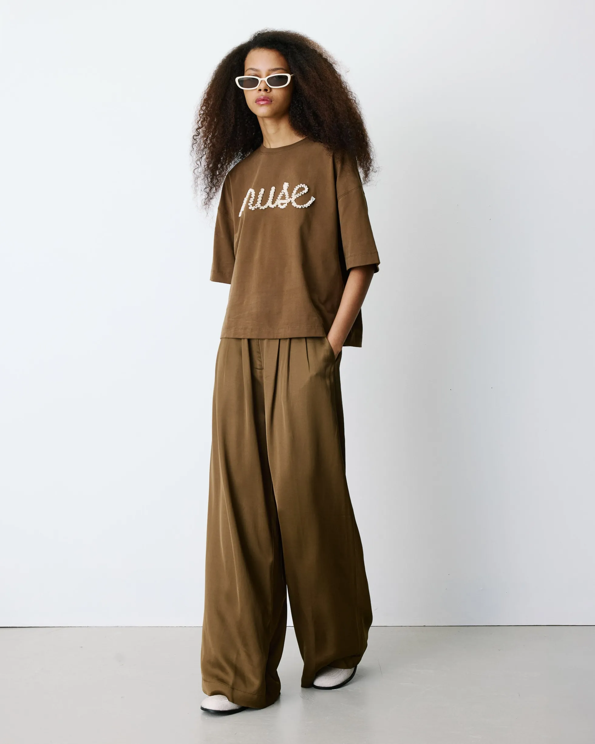 Pantalon en satin fluide à pinces olive Barnabe