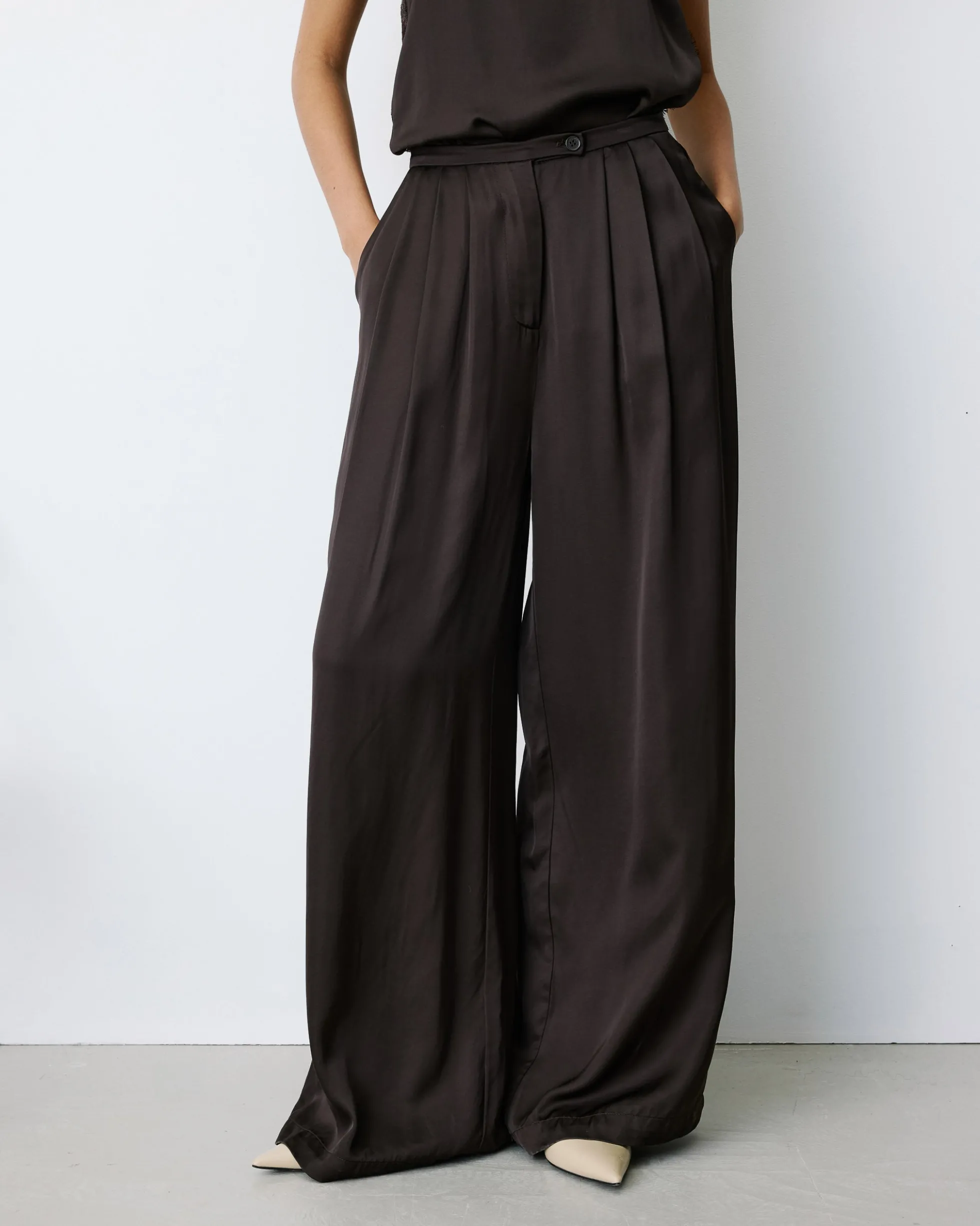 Pantalon en satin fluide à pinces chocolat Barnabe