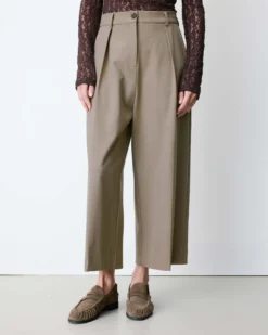 Pantalon tailleur court large à plis beige Atlantis