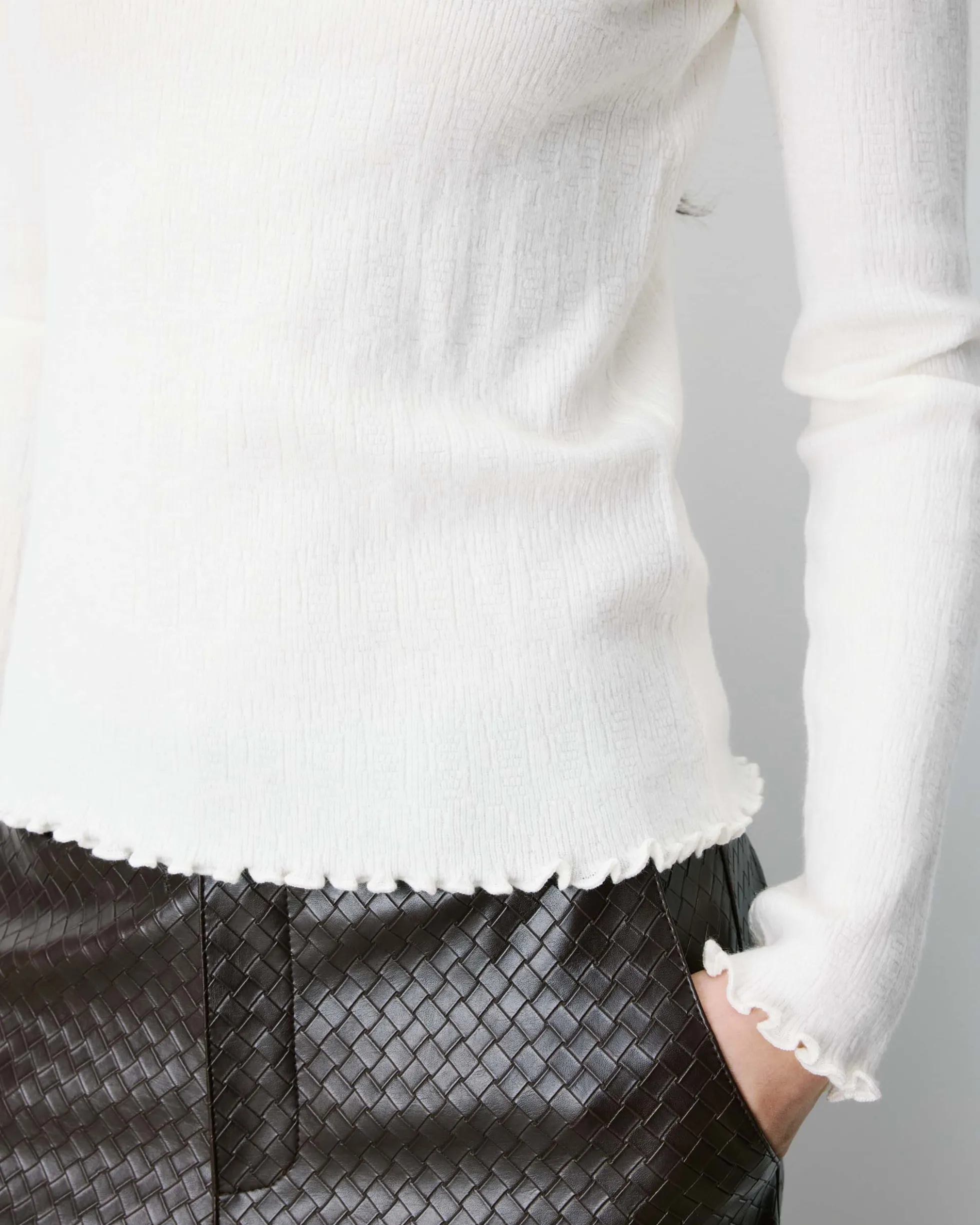 Pull ajusté en maille fine col montant ivoire Alino