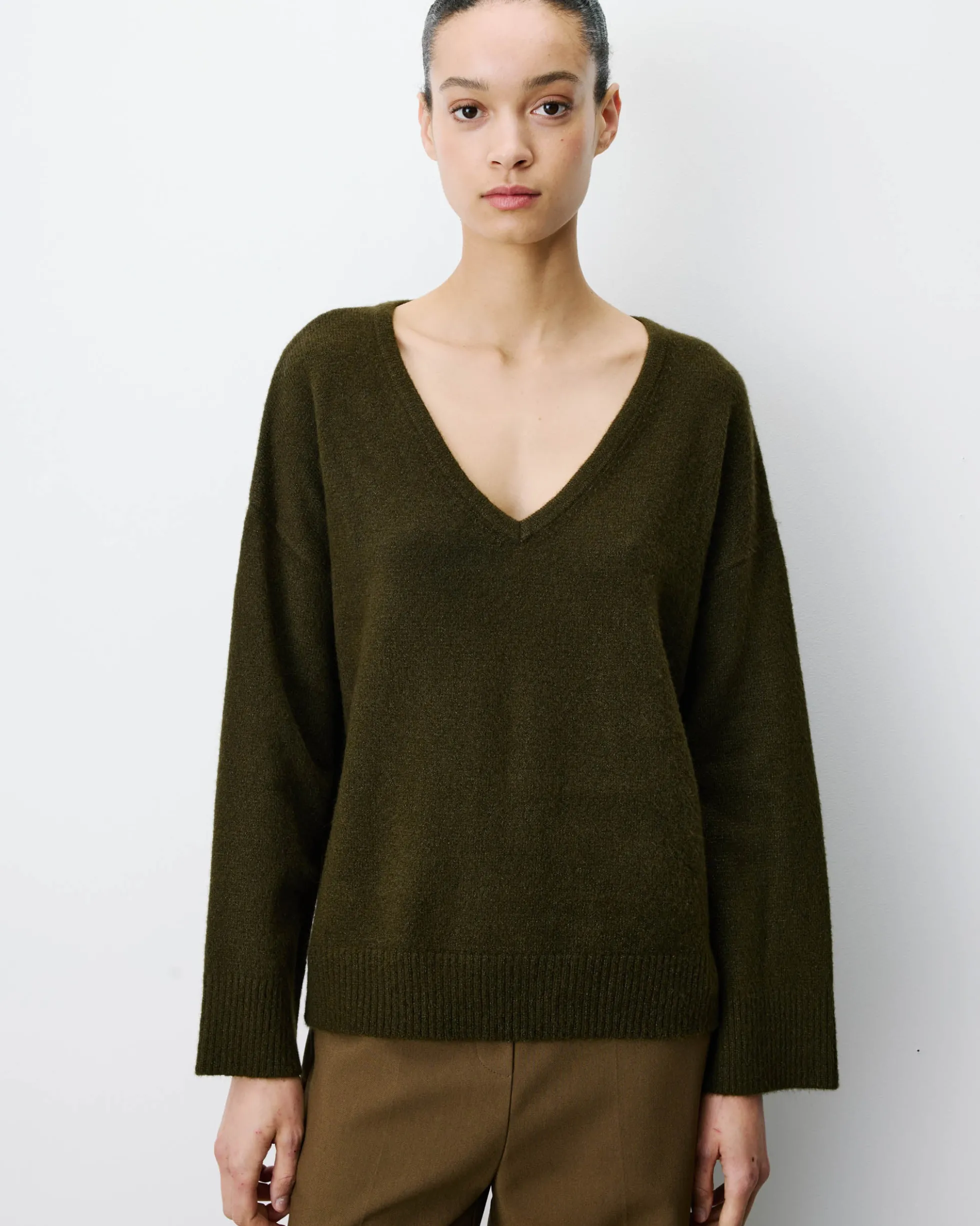Pull ample col V en maille lurex kaki Salvador