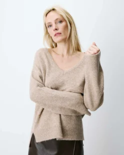 Pull ample col V en maille lurex sable Salvador